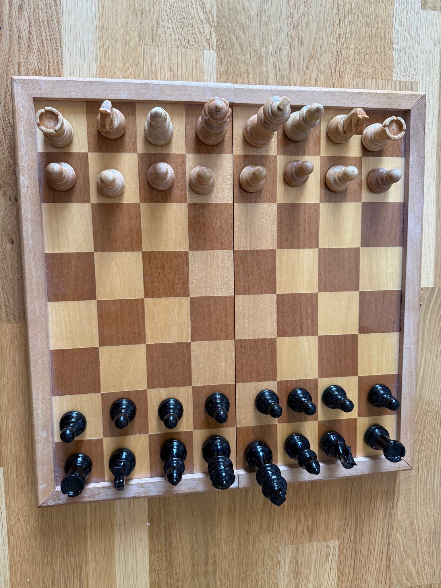 Fint schackspel i trä med hopfällbart bräde