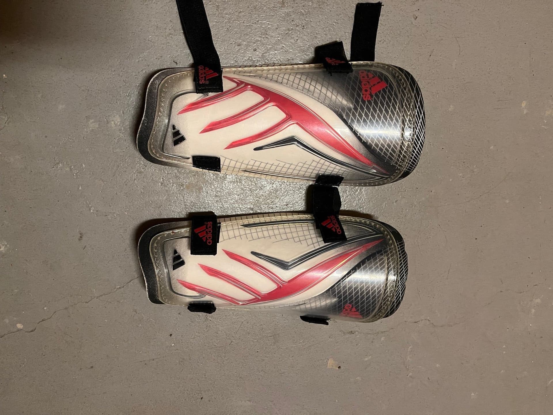 Adidas röda benskydd, storlek L
