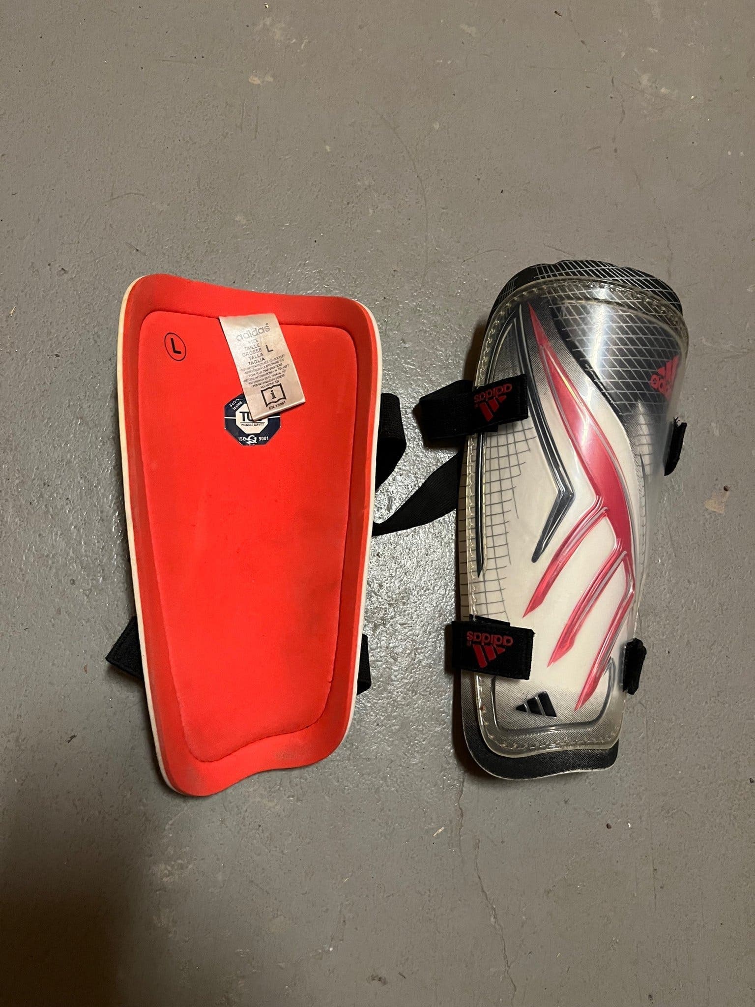 Adidas röda benskydd, storlek L