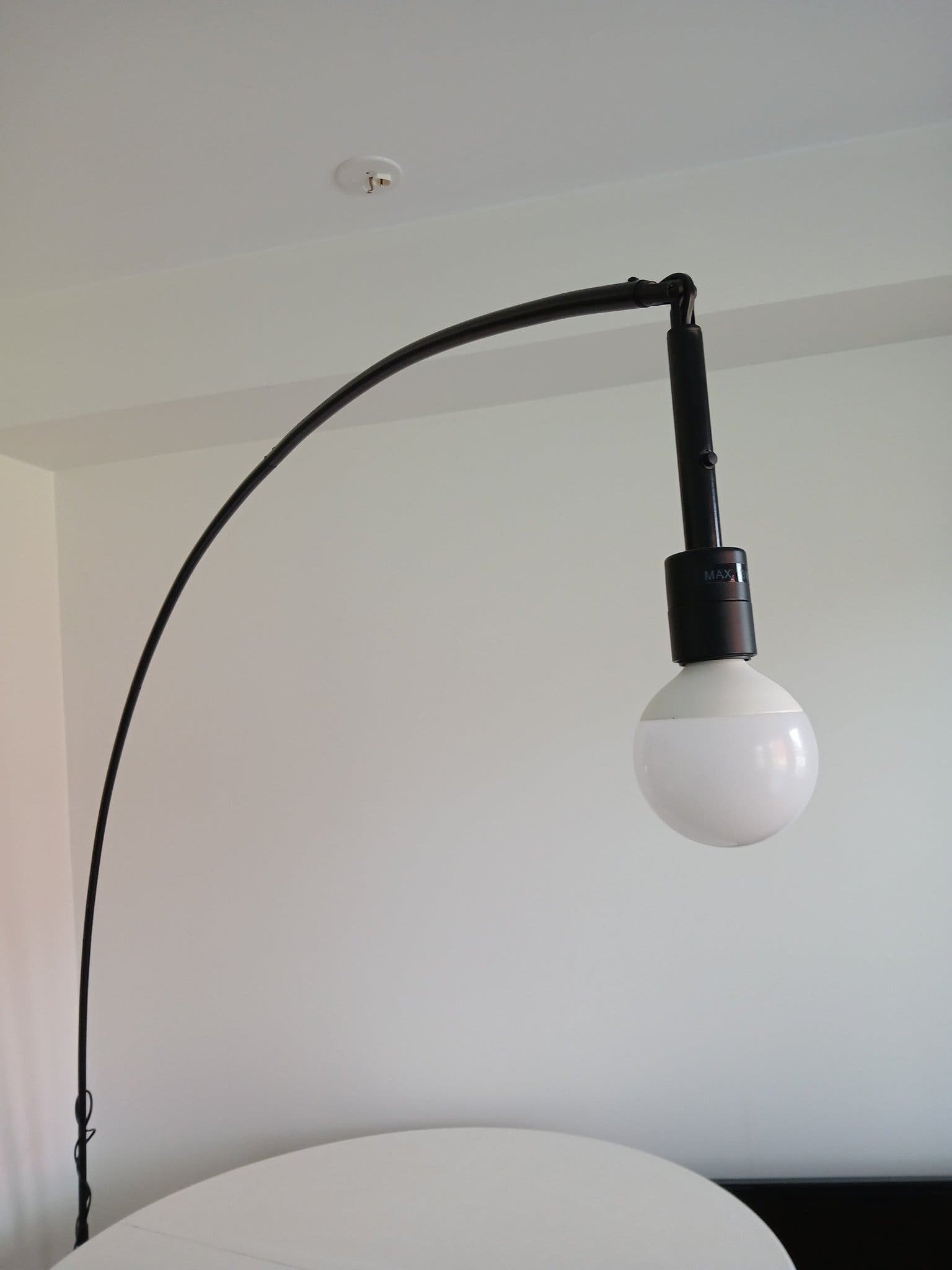 Golvlampa svart