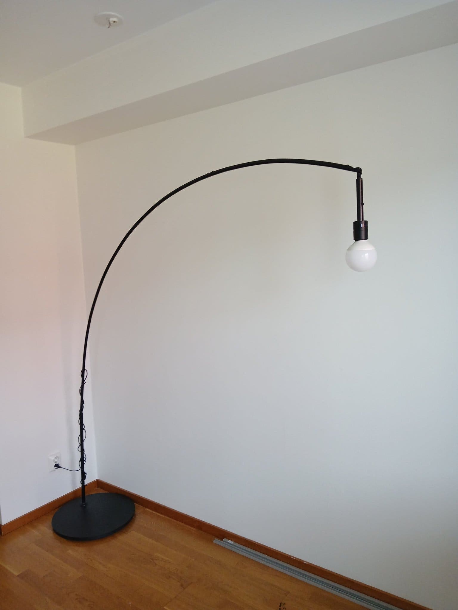 Golvlampa svart