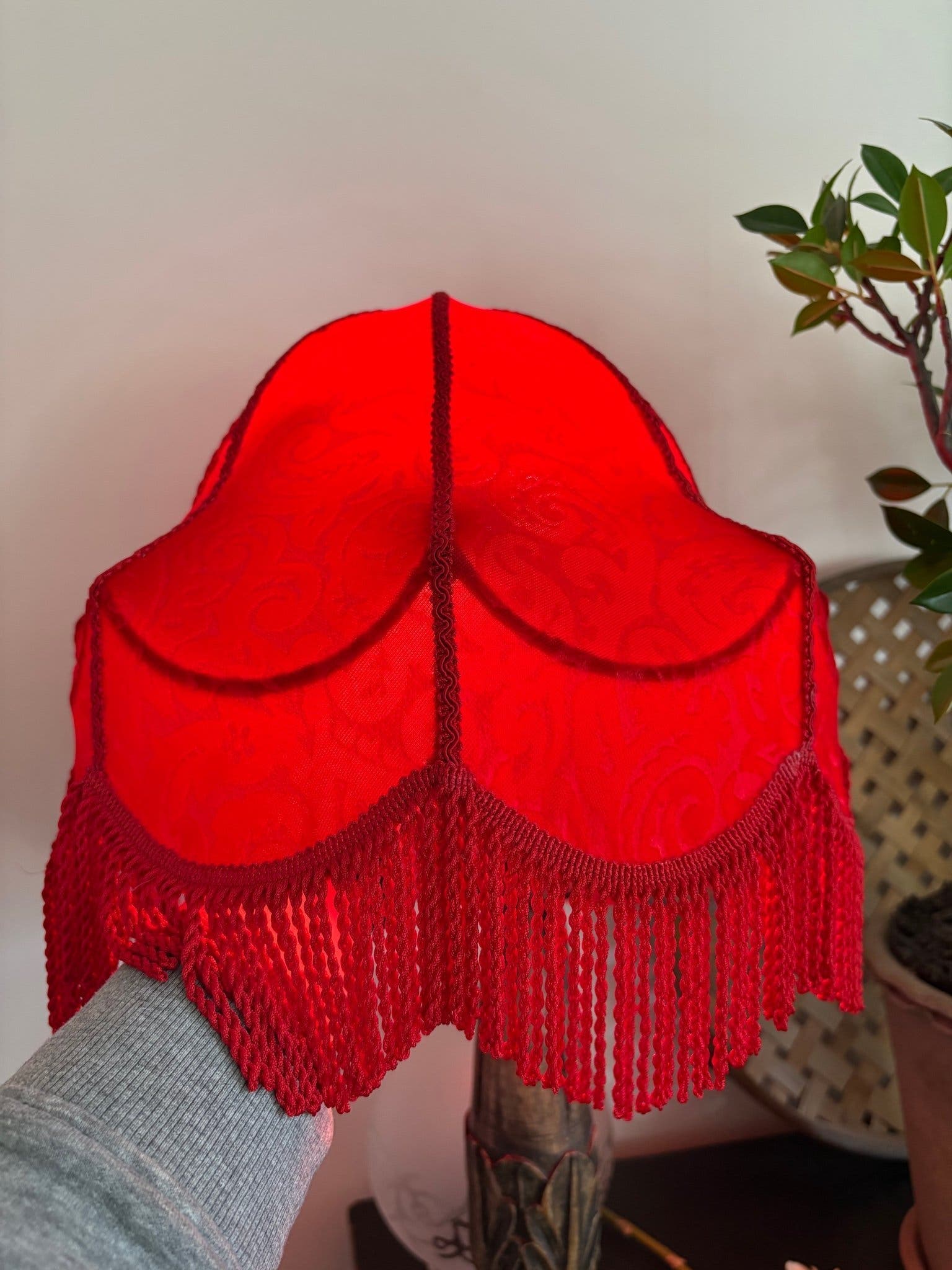 Röd LAMPSKÄRM med fransar i sammet vintage retro 70-tal