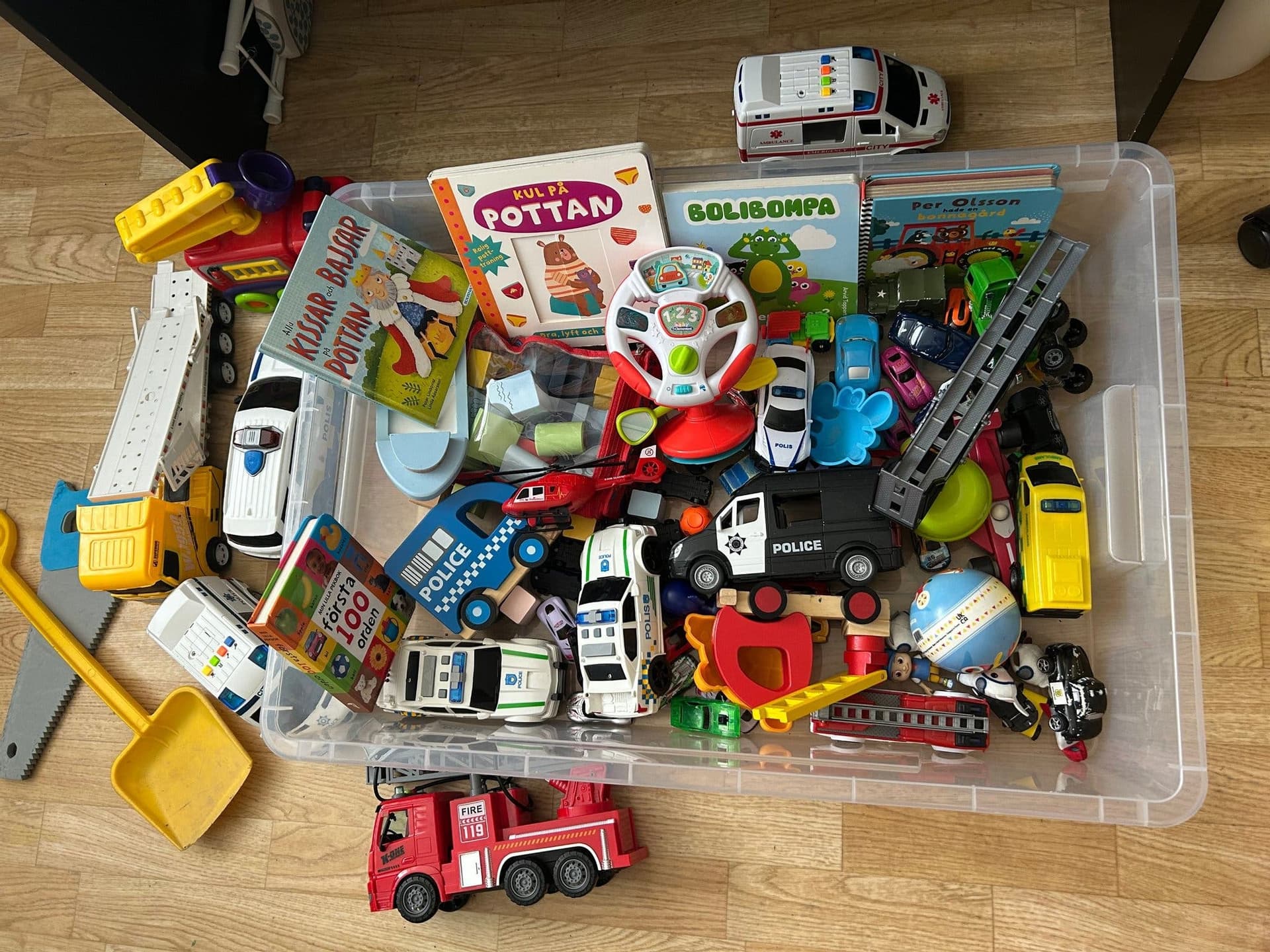 Leksaksbilar, böcker och leksaker