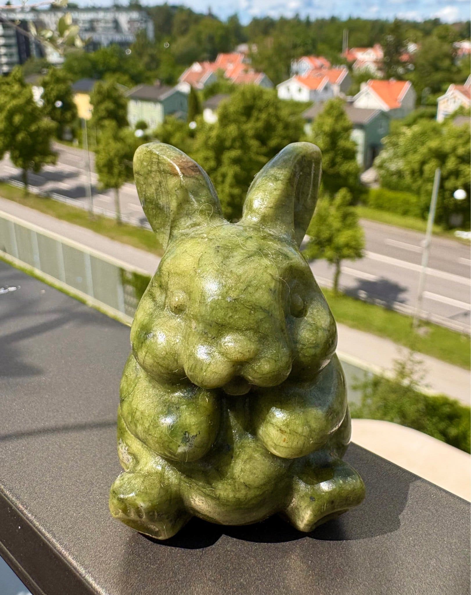 Kristall i Kanin Bunny i Grön Serpentin Jade carving