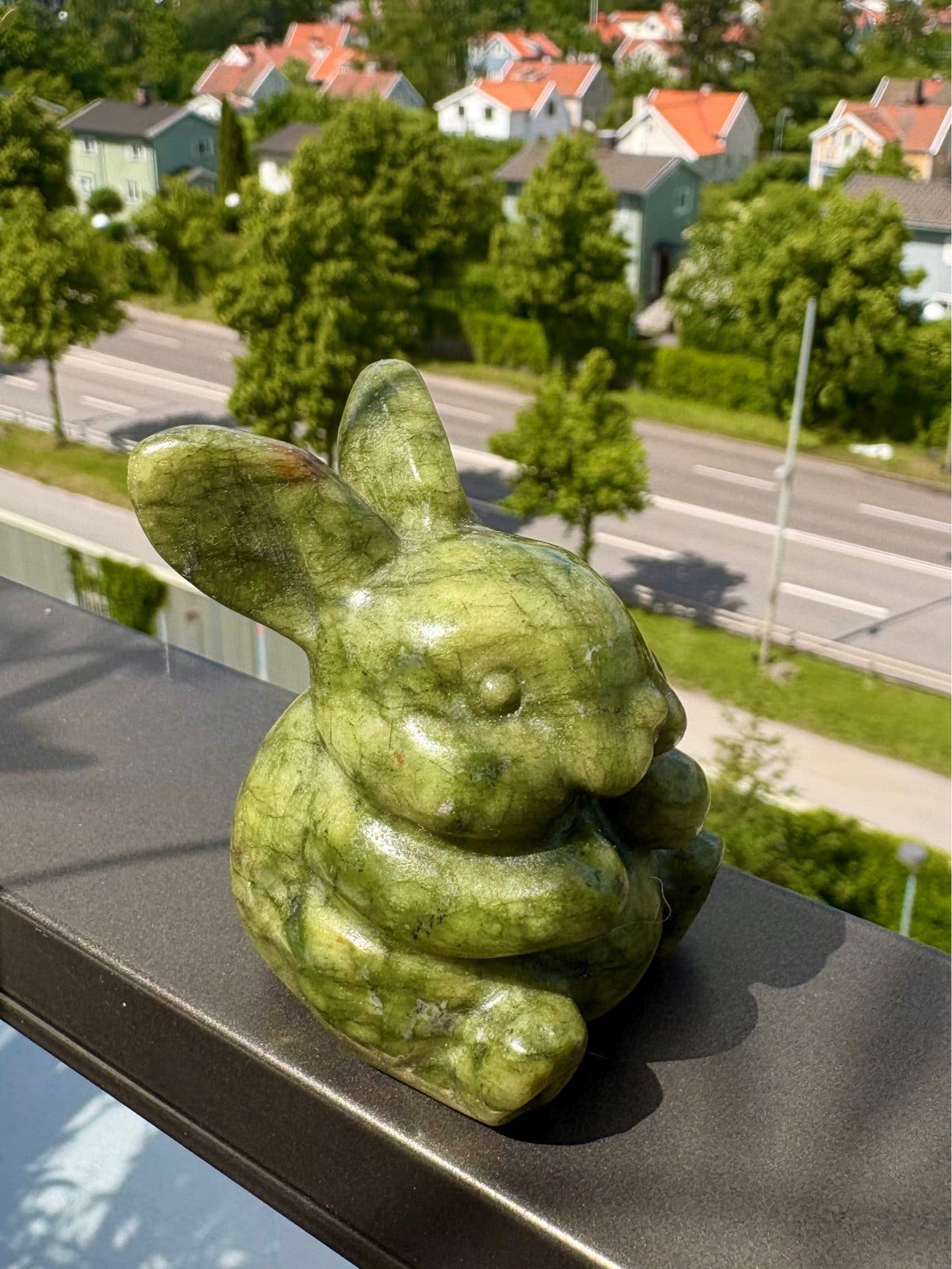 Kristall i Kanin Bunny i Grön Serpentin Jade carving
