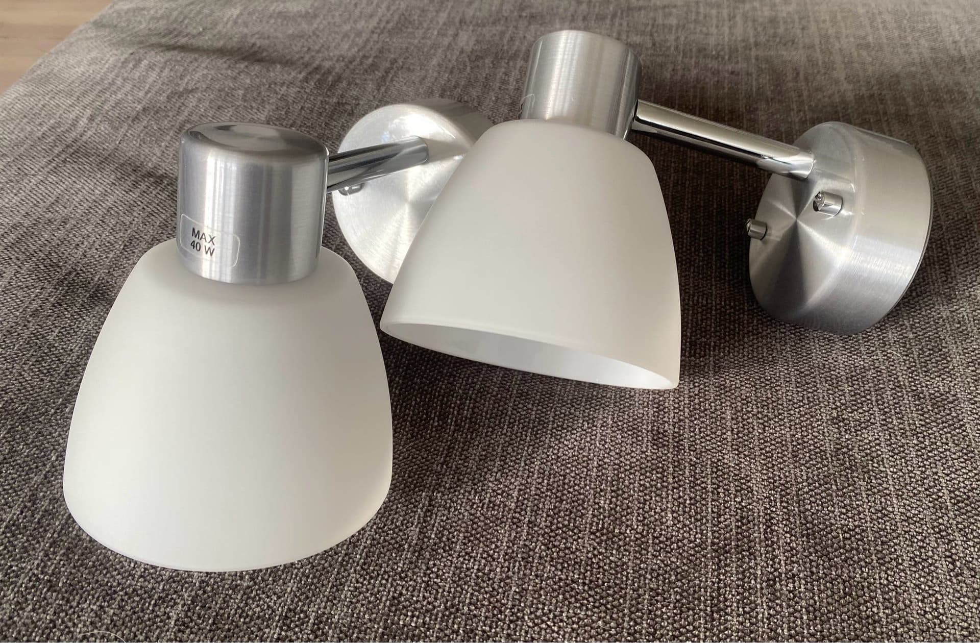 Vägglampor i borstad metall och frostat glas, 2-pack