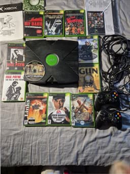 XBOX original med 2 handkontroller plus spel