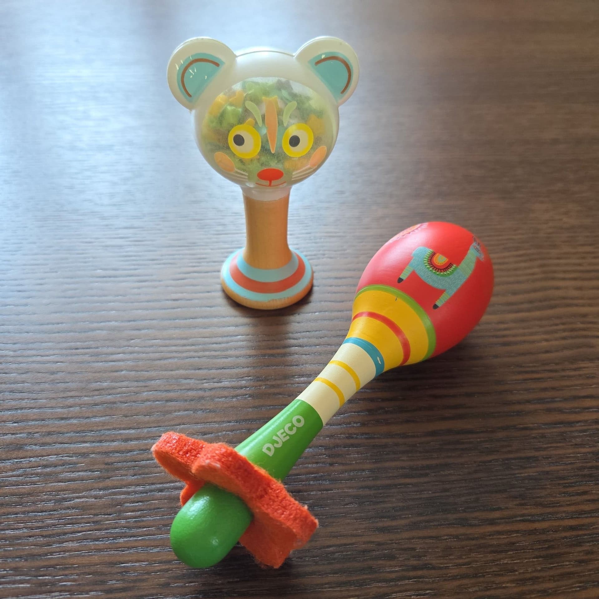 Två Djeco skallror för baby.