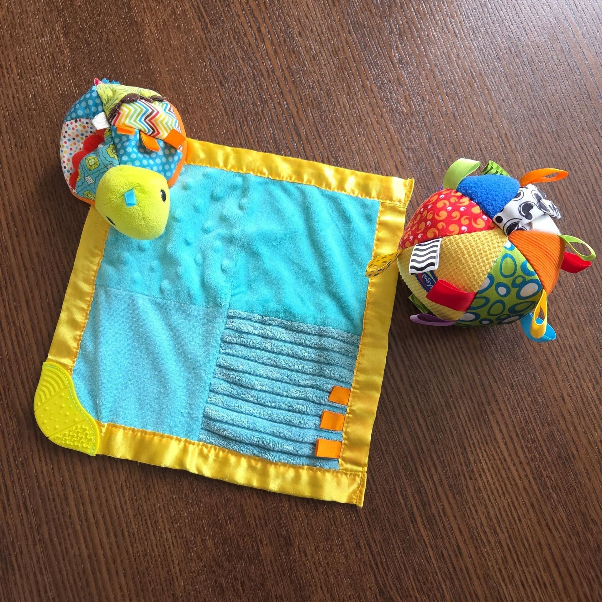 Babyleksaker: Sköldpadda och aktivitetsboll.