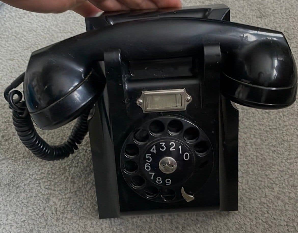 Äldre Ericsson väggtelefon -telefon med fingerskiva, svart