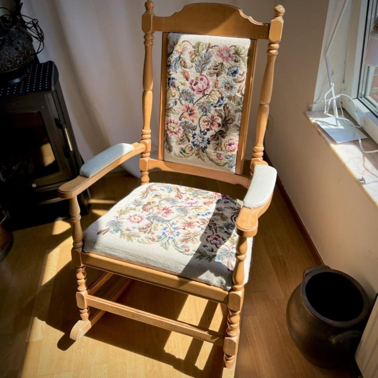 Vintage gungstol med broderad sits och rygg
