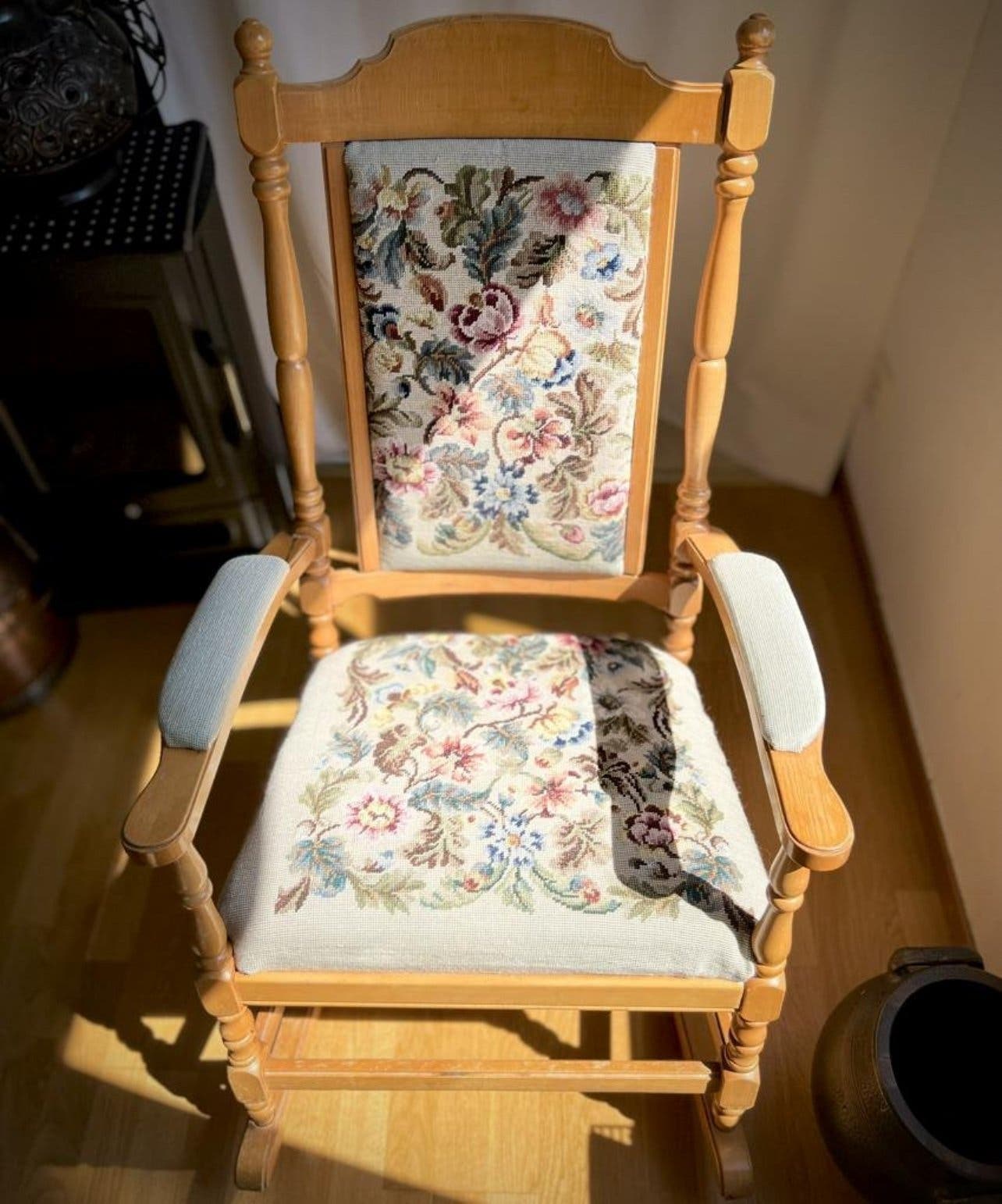 Vintage gungstol med broderad sits och rygg