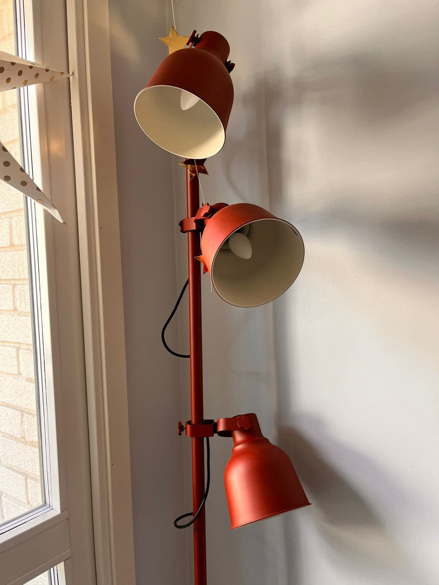 Röd golvlampa med tre riktbara spotlights