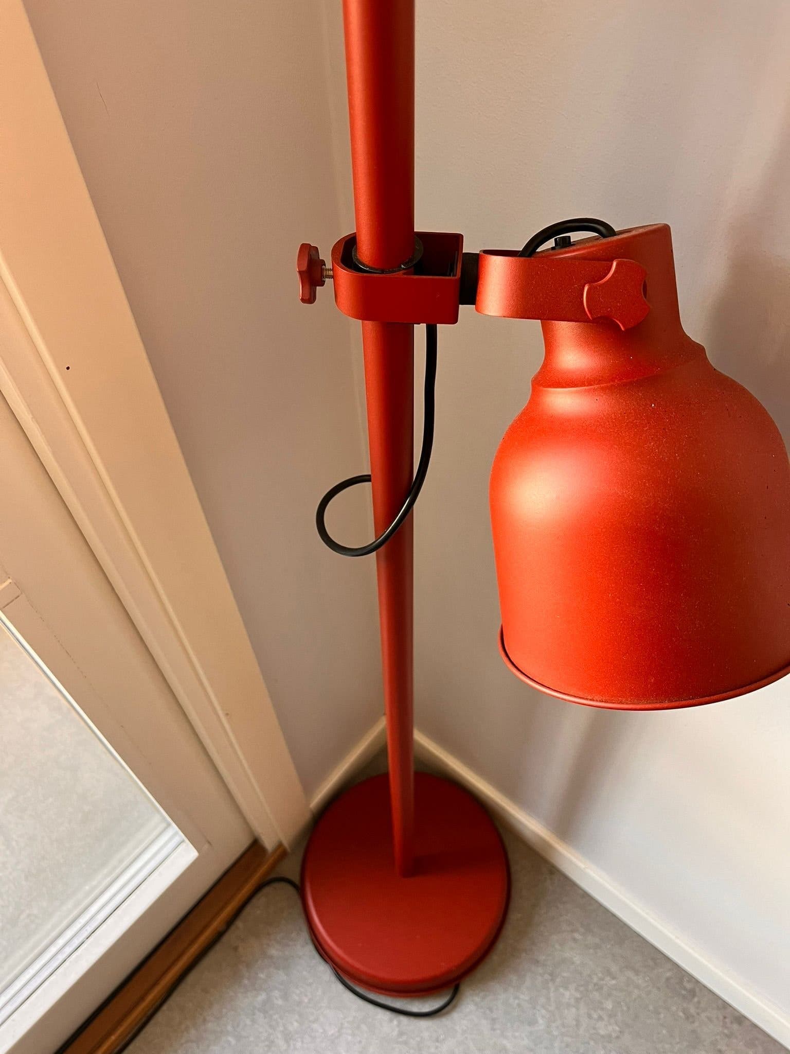 Röd golvlampa med tre riktbara spotlights
