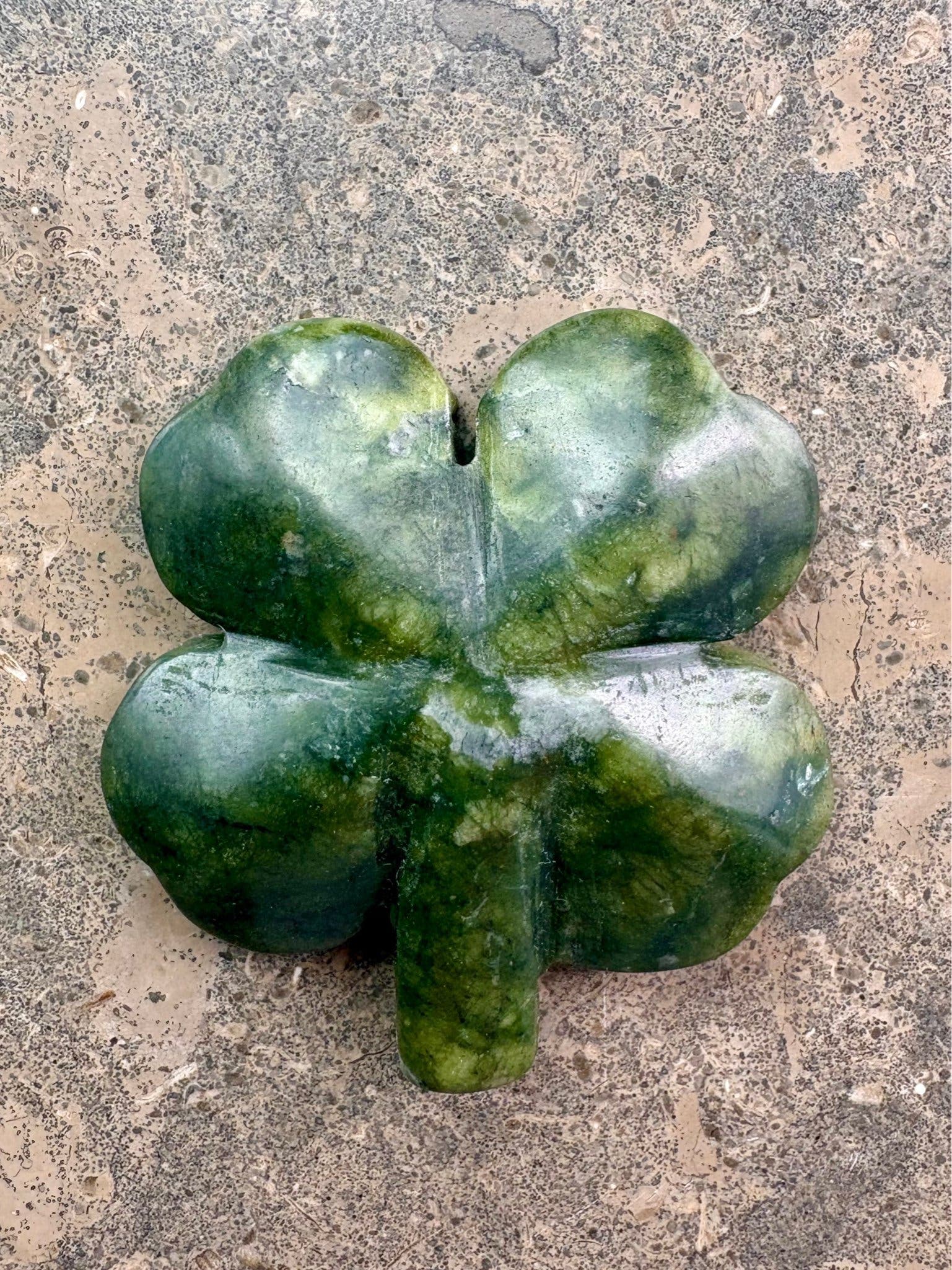 Kristall i Grön Serpentin Jade fyrklöver clover lycka carving