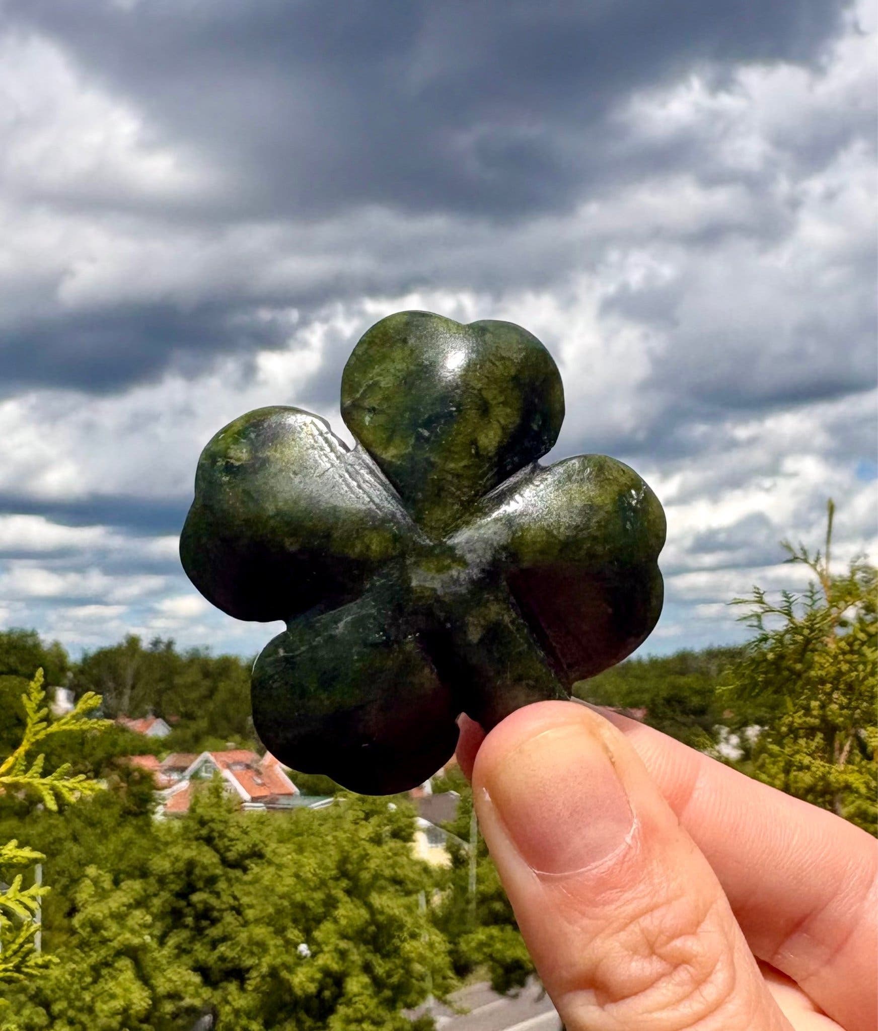 Kristall i Grön Serpentin Jade fyrklöver clover lycka carving