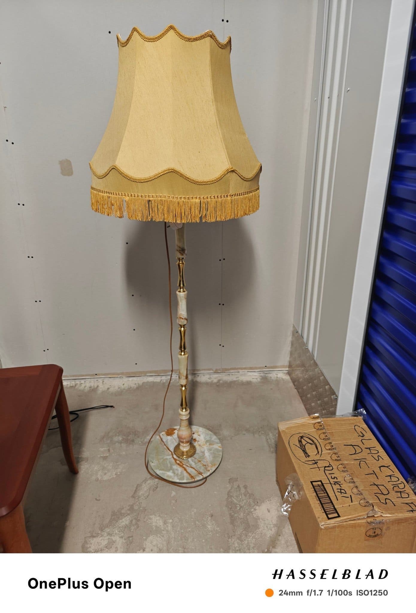 Golvlampa med marmorfot och tygskärm