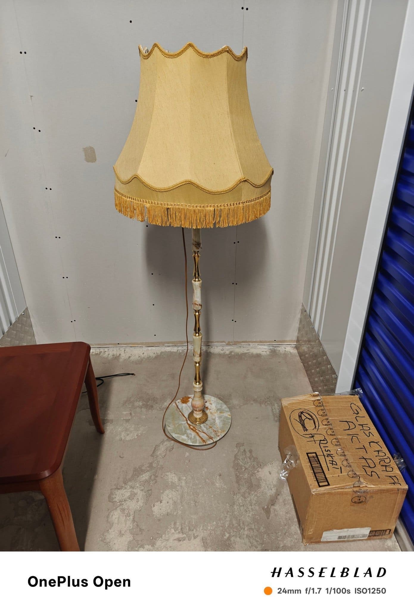 Golvlampa med marmorfot och tygskärm