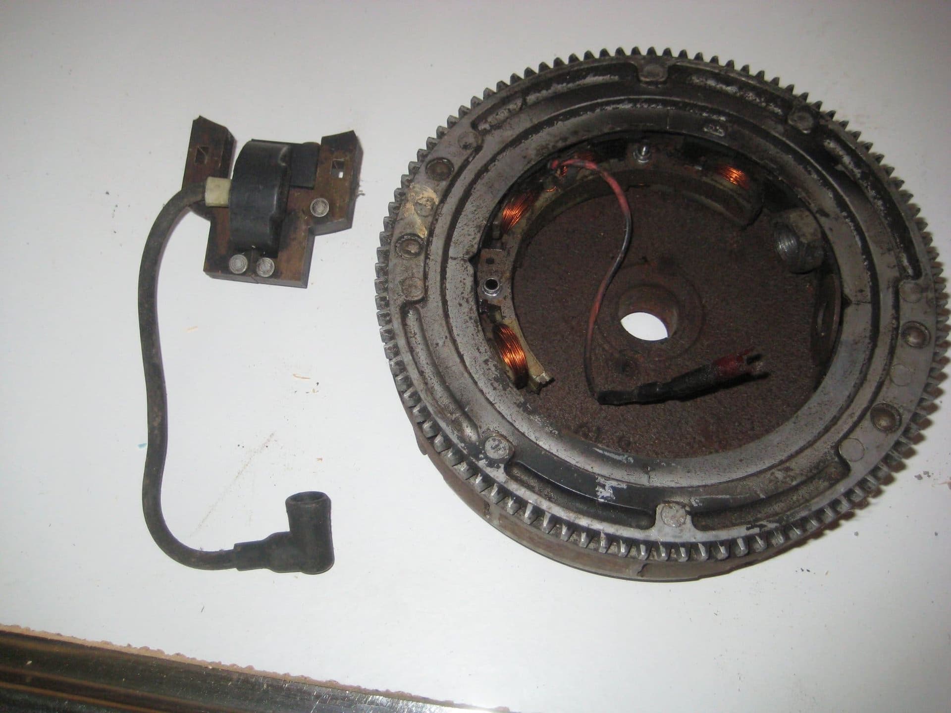 Briggs & Stratton 2 ST Svänghjul Startkrans Generator Tändspole