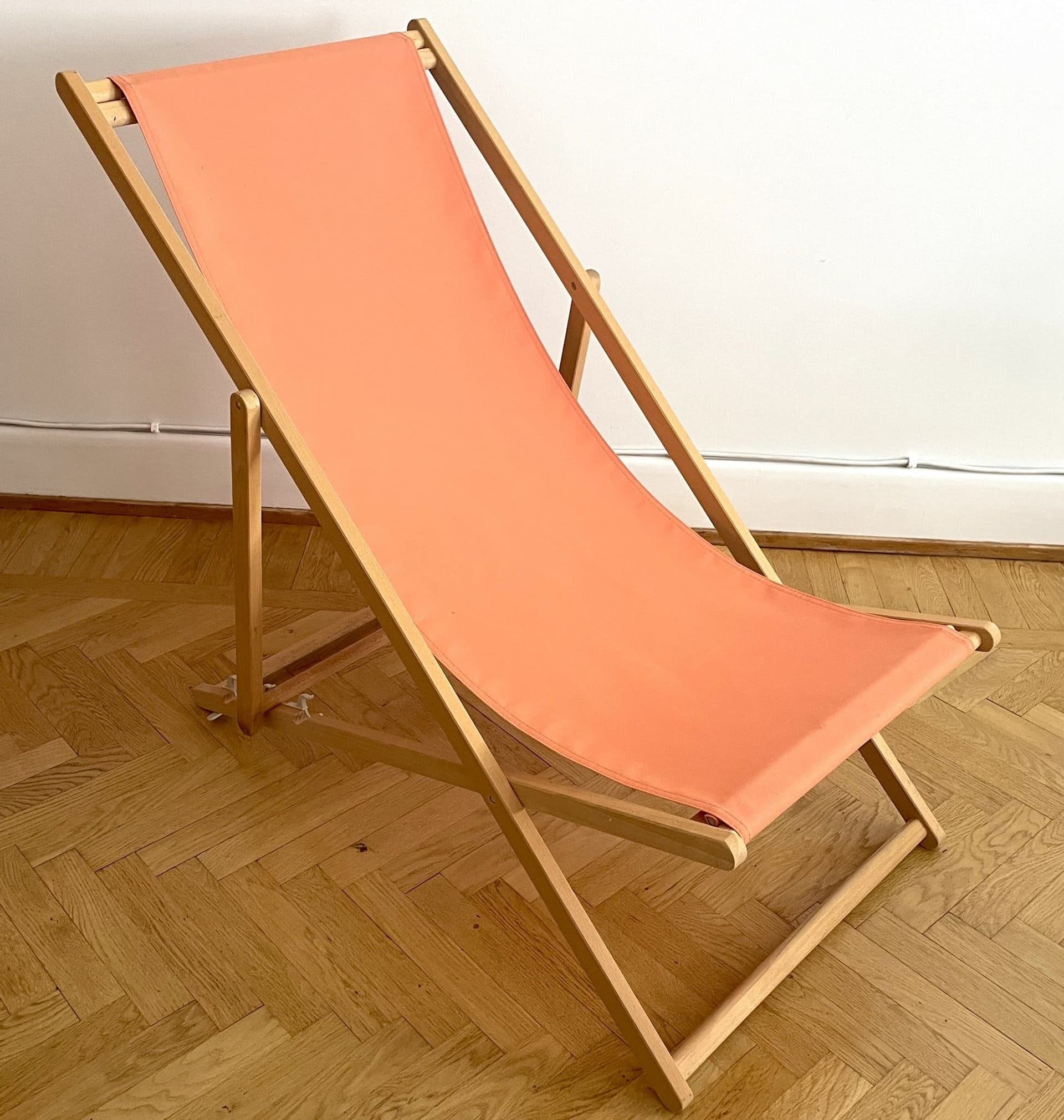 1 st solstol - Bokträ ochKlädsel i ljust apelsinorange pastell