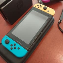 Nintendo Switch konsolpaket med docka, 4 Joy-Cons, laddare och fodral
