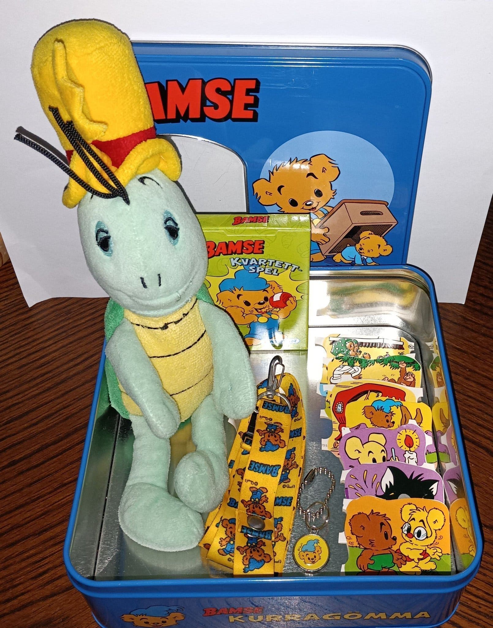 Bamse-paket - mjukis / spel / nyckelband / nyckelring / bokmärken / plåtlåda.