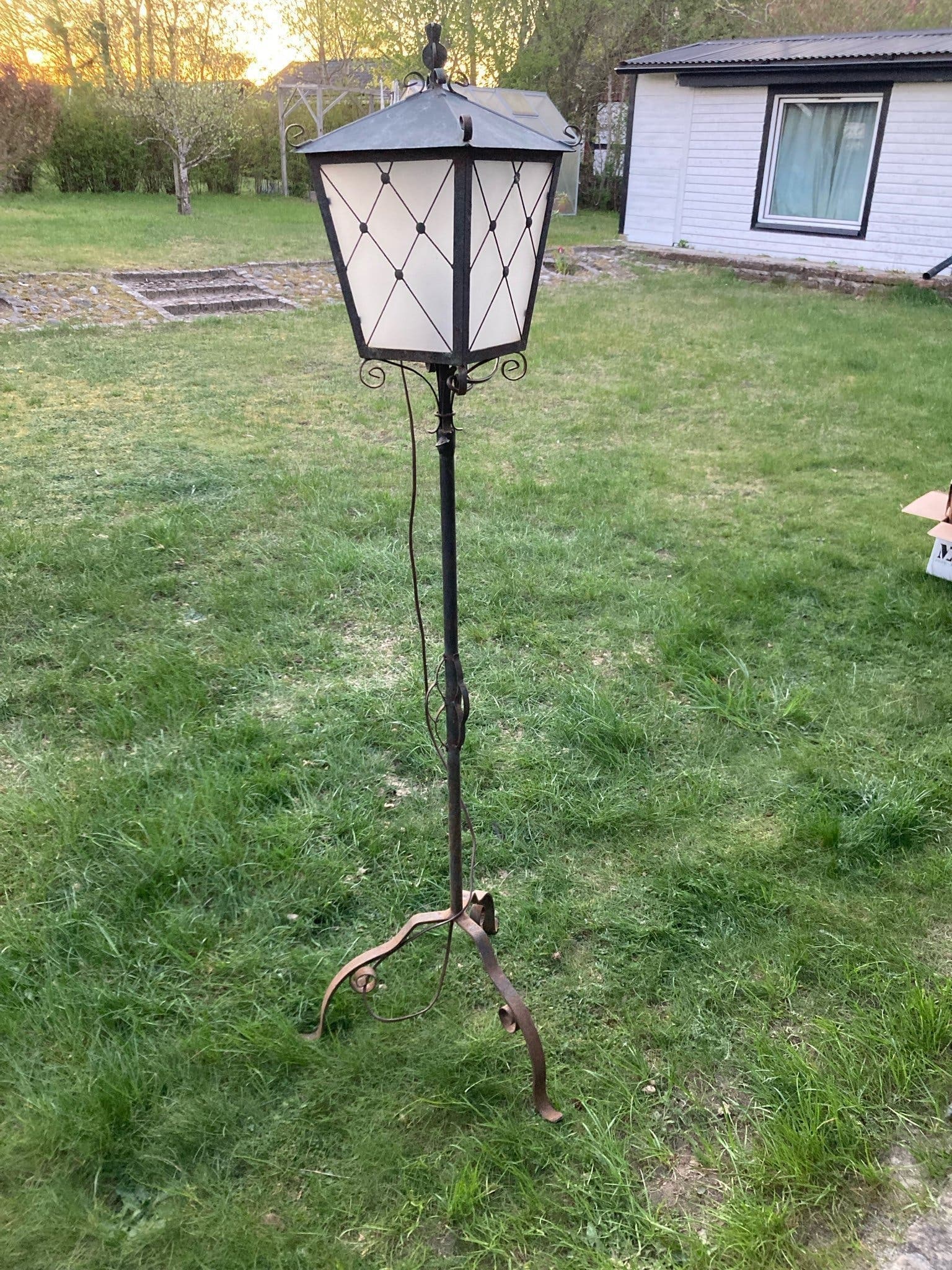 Golvlampa i smide