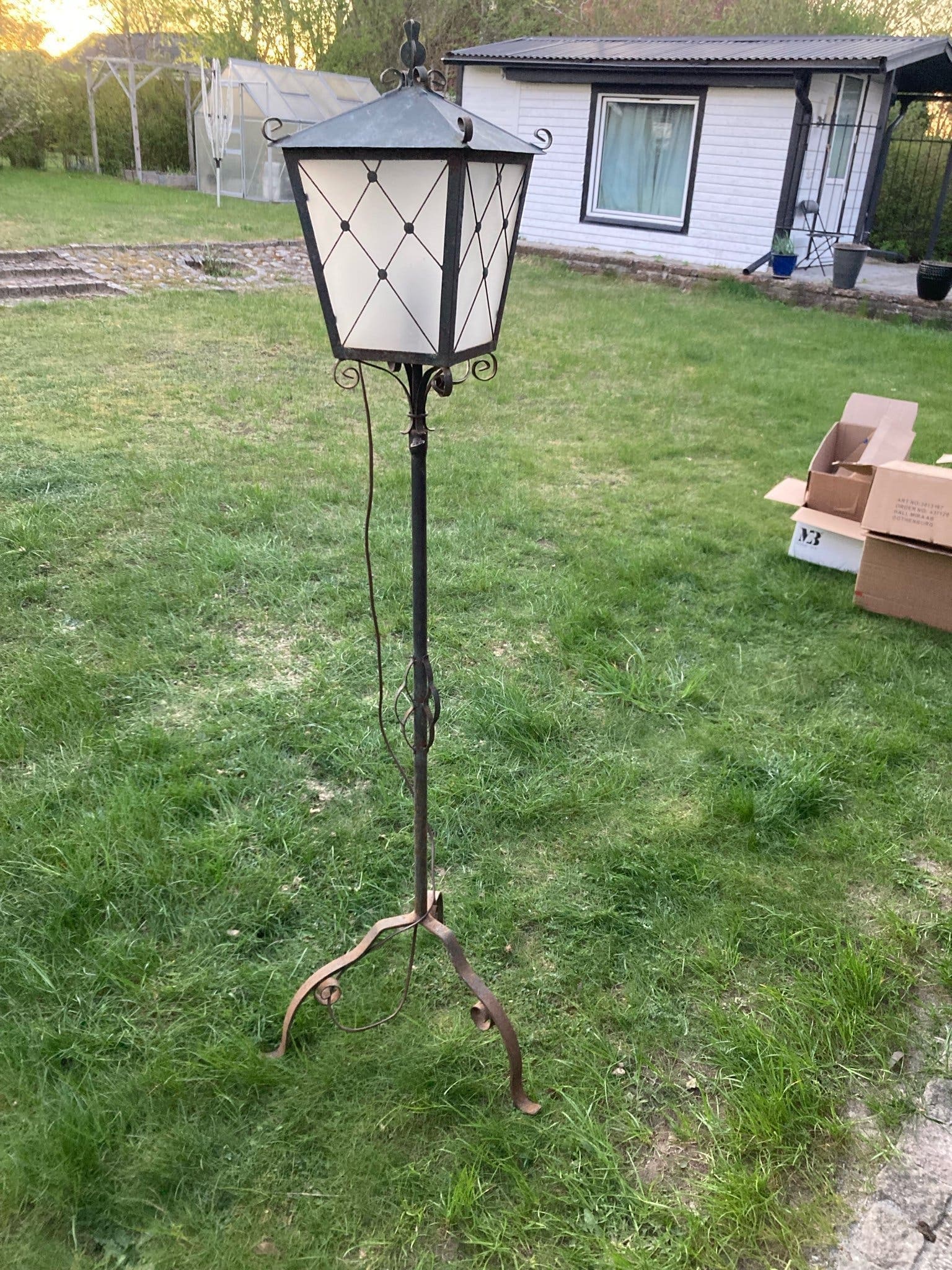 Golvlampa i smide