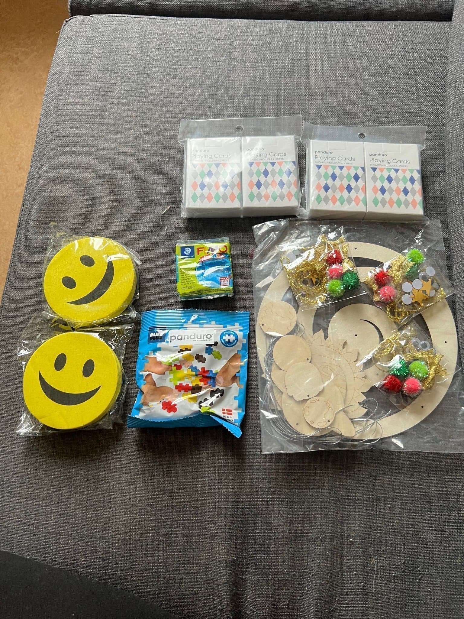 Pysselpaket med spelkort, Fimo lera, Plus-Plus och trädekorationer