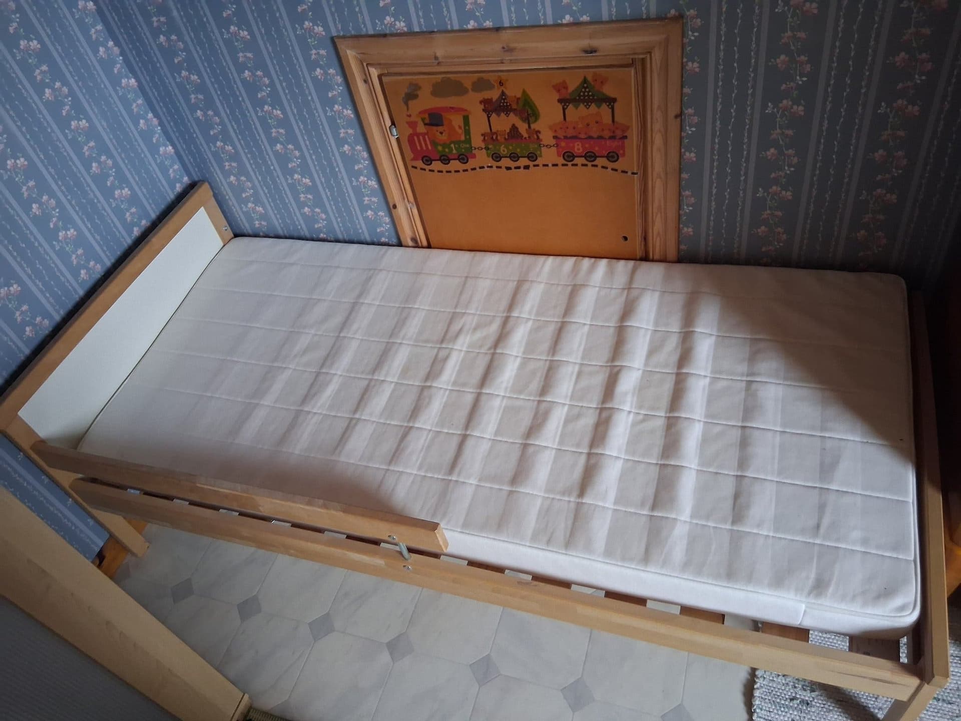 IKEA barnsäng/juniorsäng Kritter sängram med ribbotten och madrass 70x160 nykick