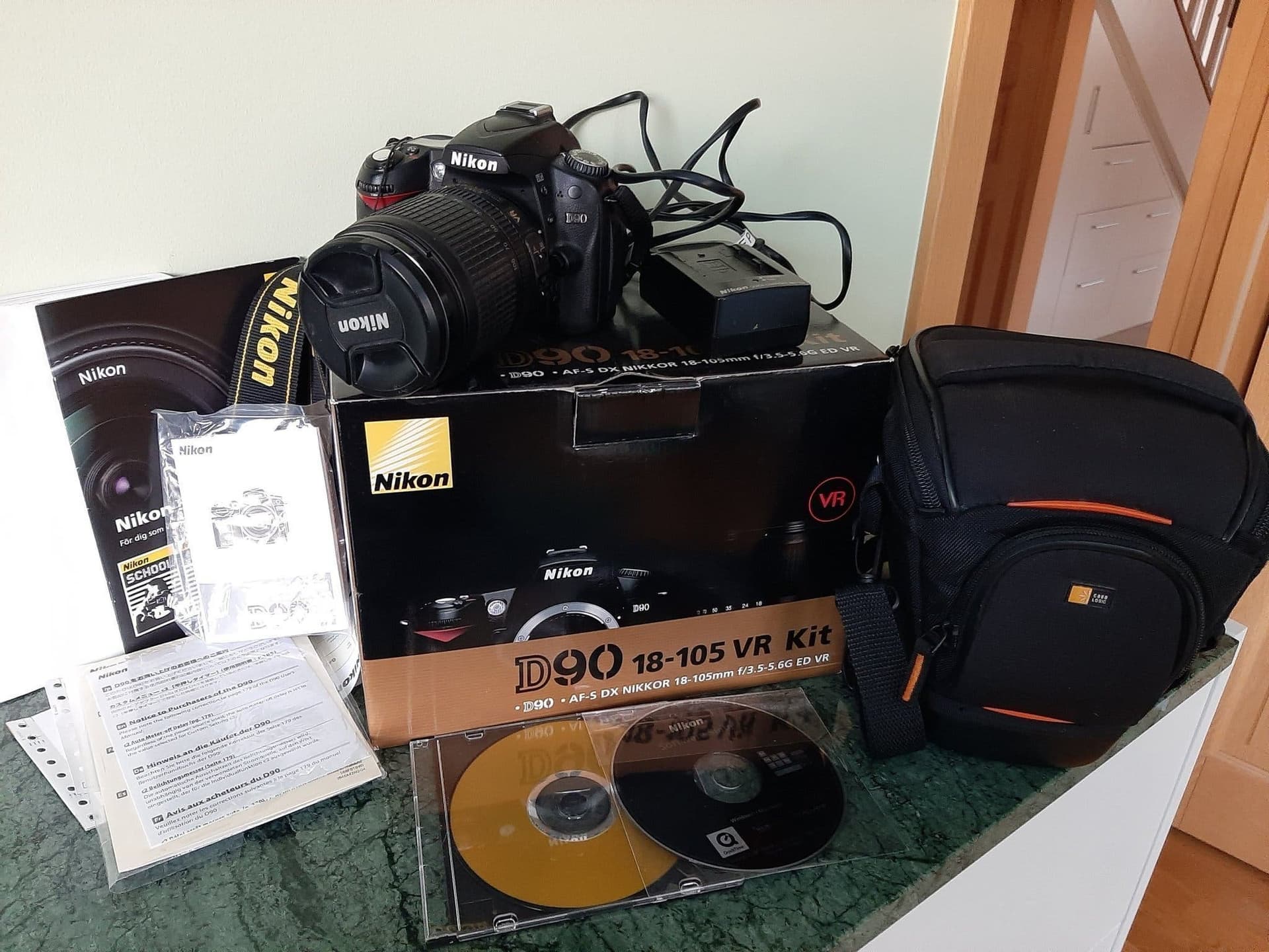 Nikon D90&AF-S 18-105 mm ED VR med Case Logic kameraväska