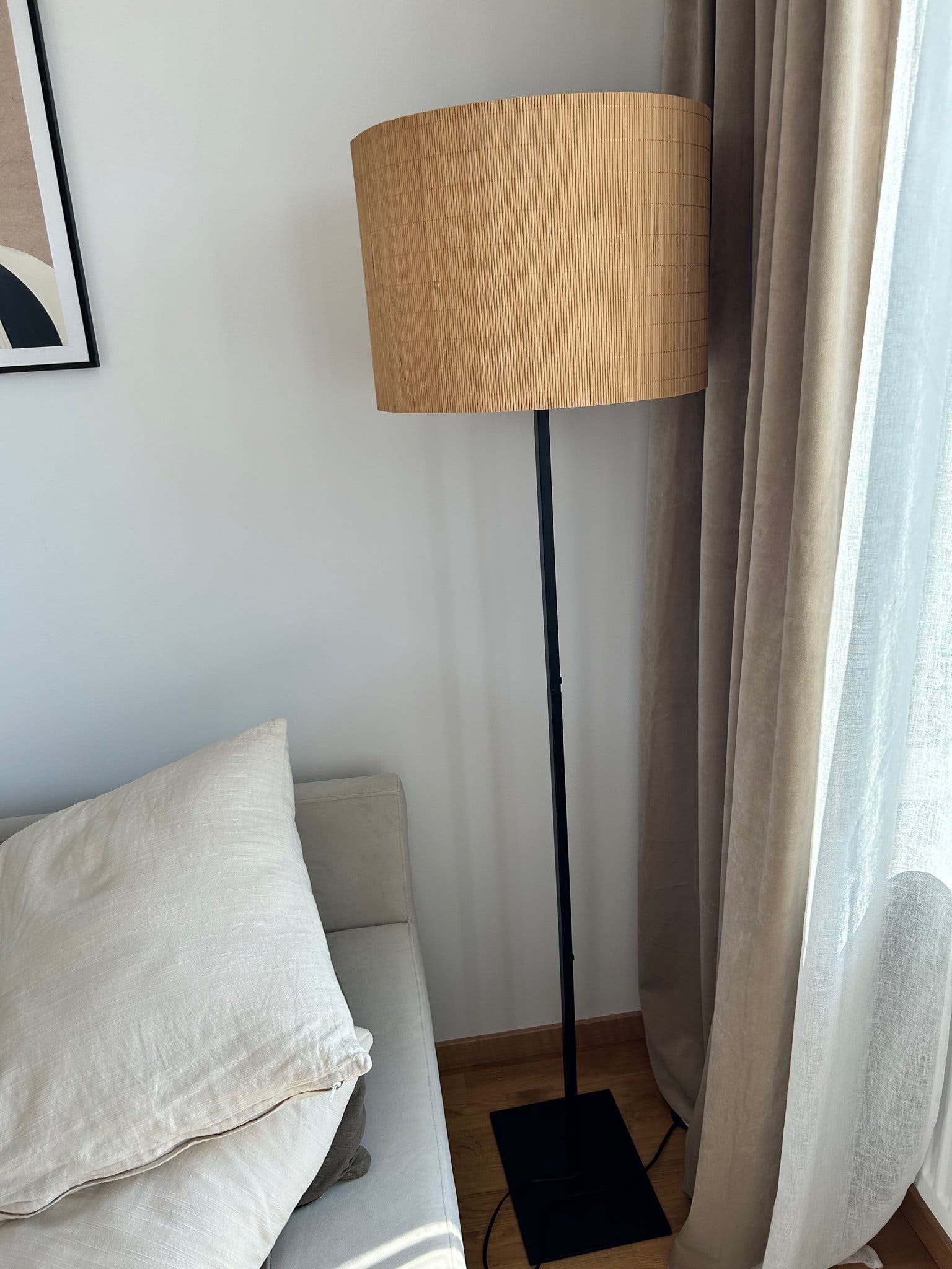 Golvlampa med bambuskärm