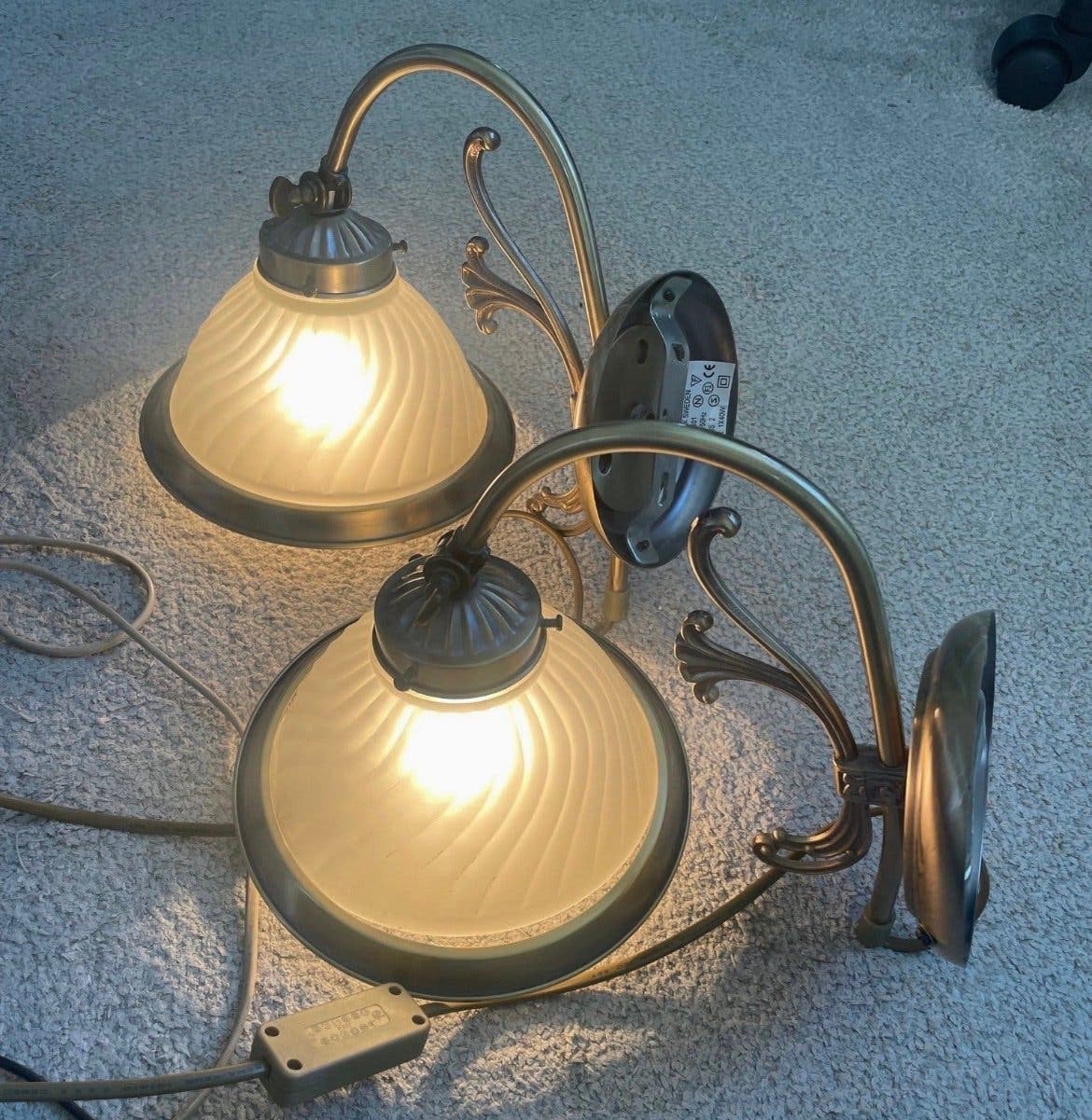 -sanglampor -Vägglampor i mässing med frostat glas