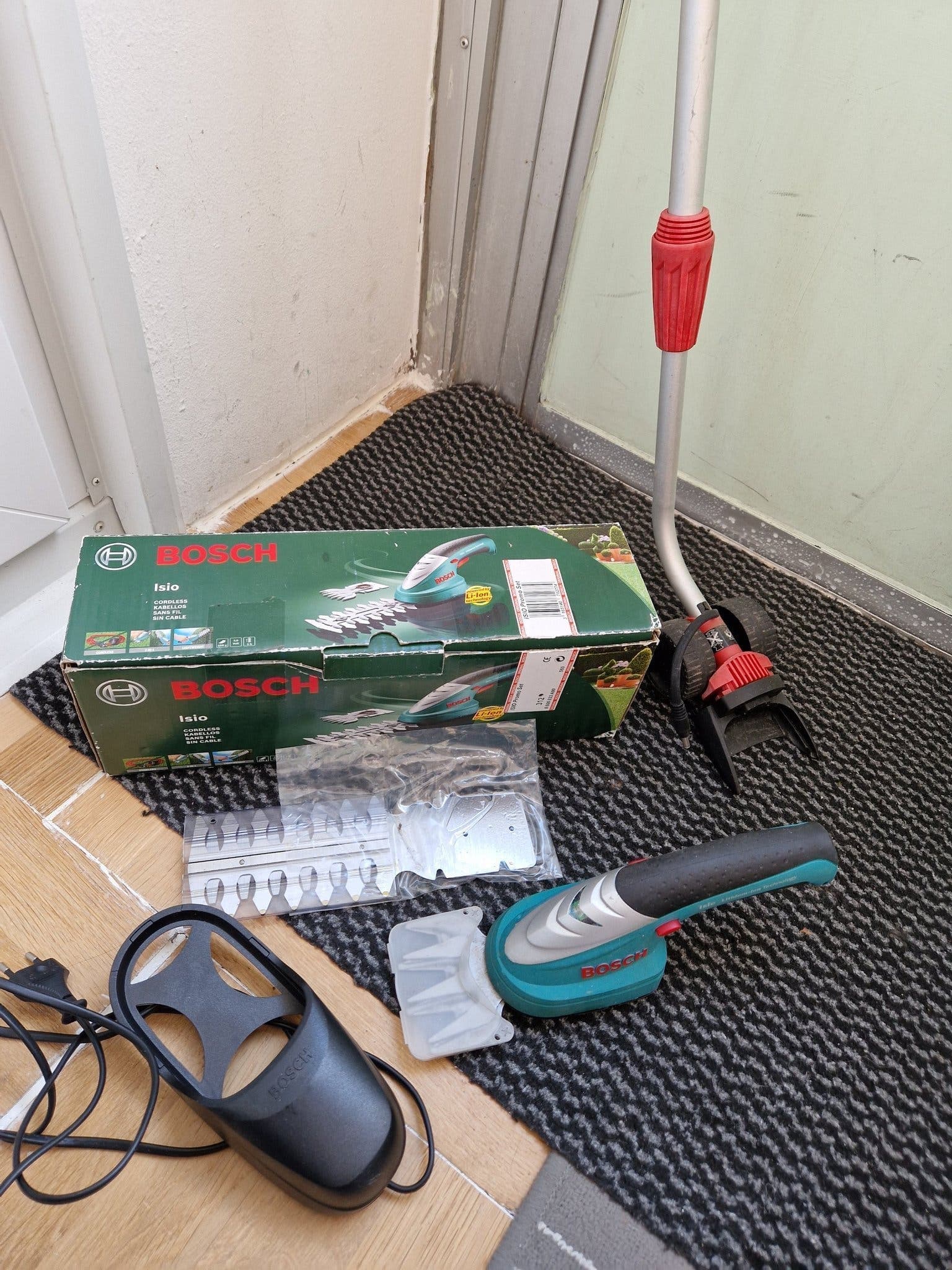 Bosch Isio Grässax och Busksax med Teleskopskaft.opskaft