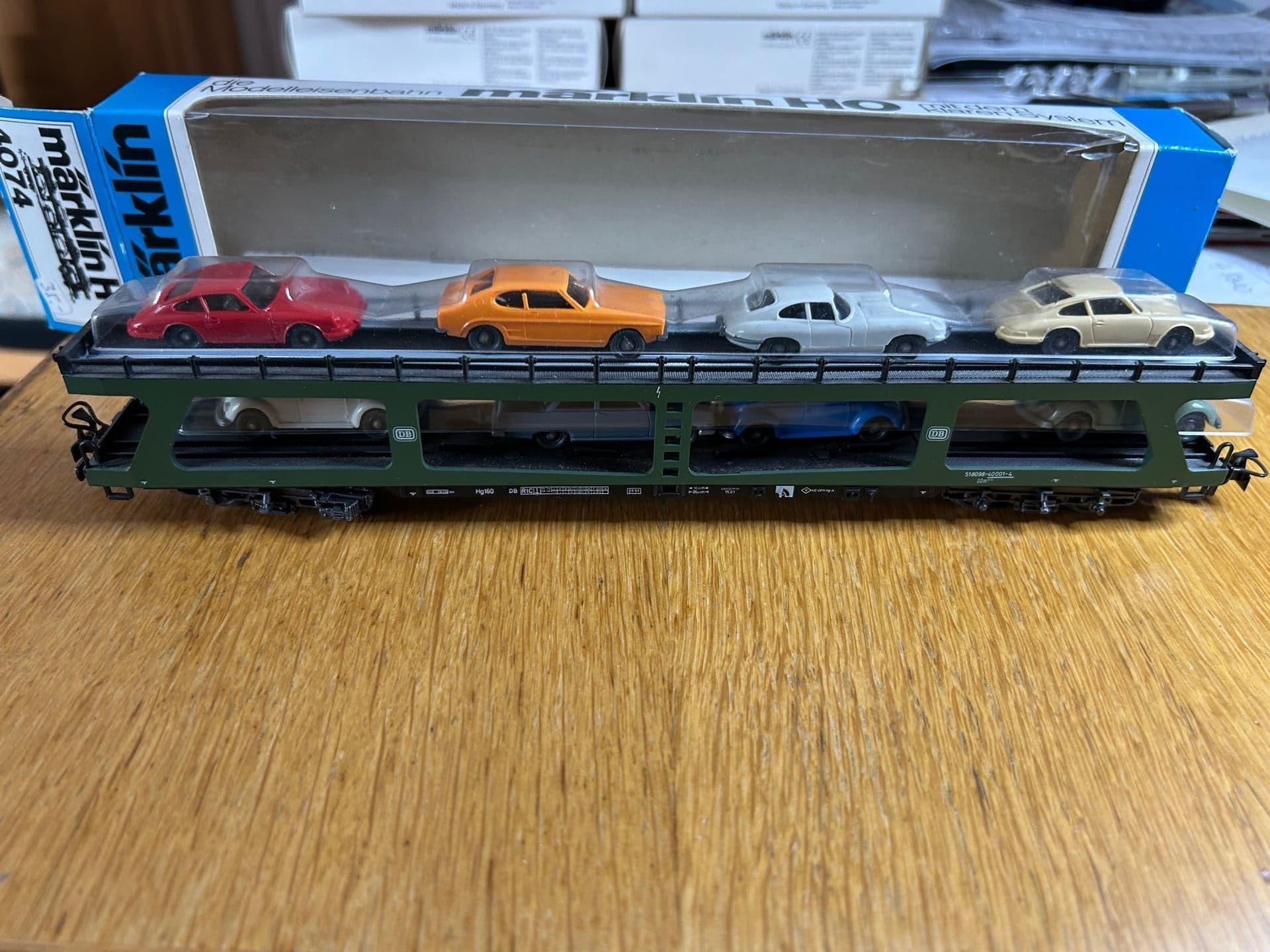 Märklin HO 4074 biltransportvagn med bilar