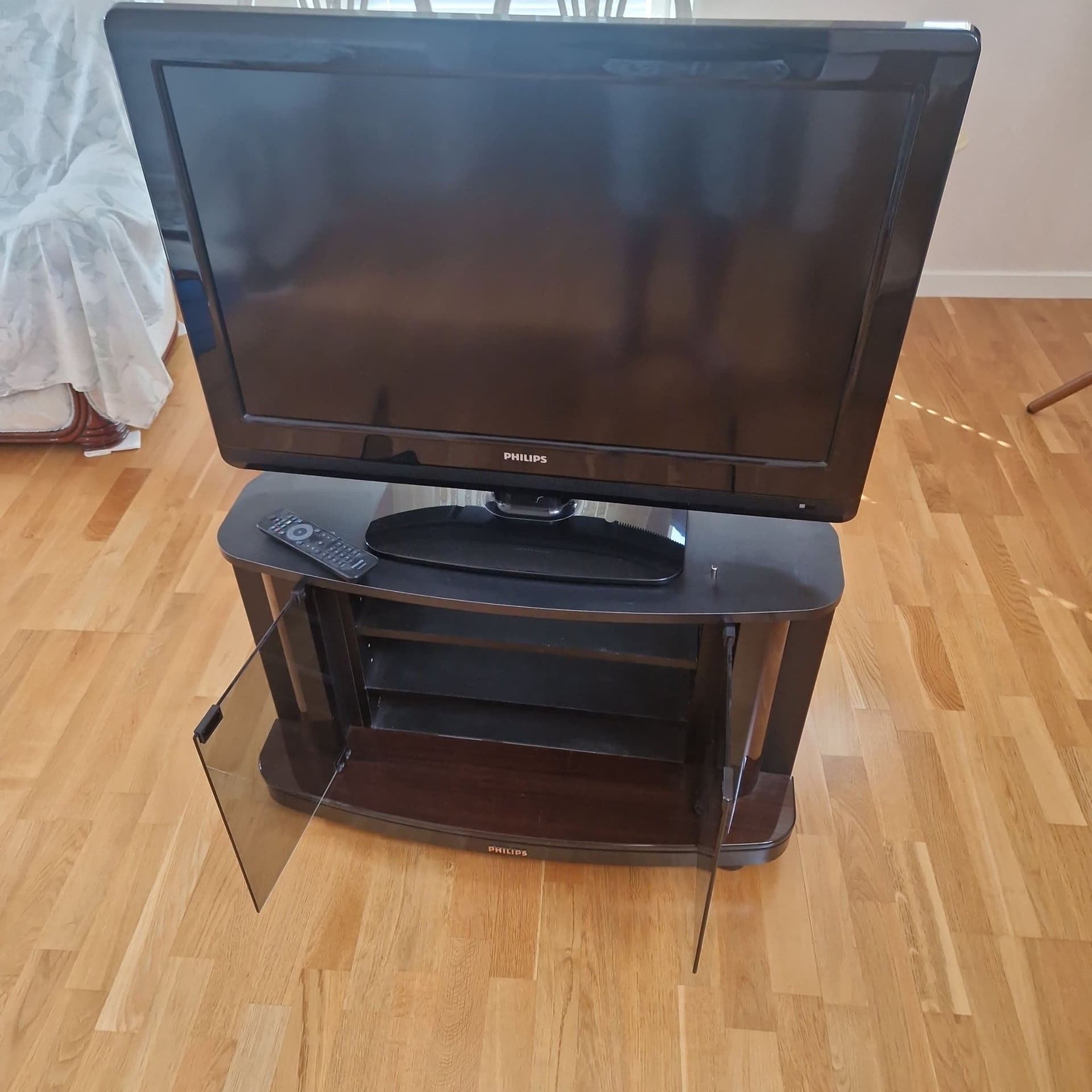 Philips 32PFL3614/12 TV med TV-bänk