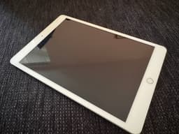 Apple iPad 7 gen - silvernyans - 32 gb wifi med Targus fodral/ställ och laddare