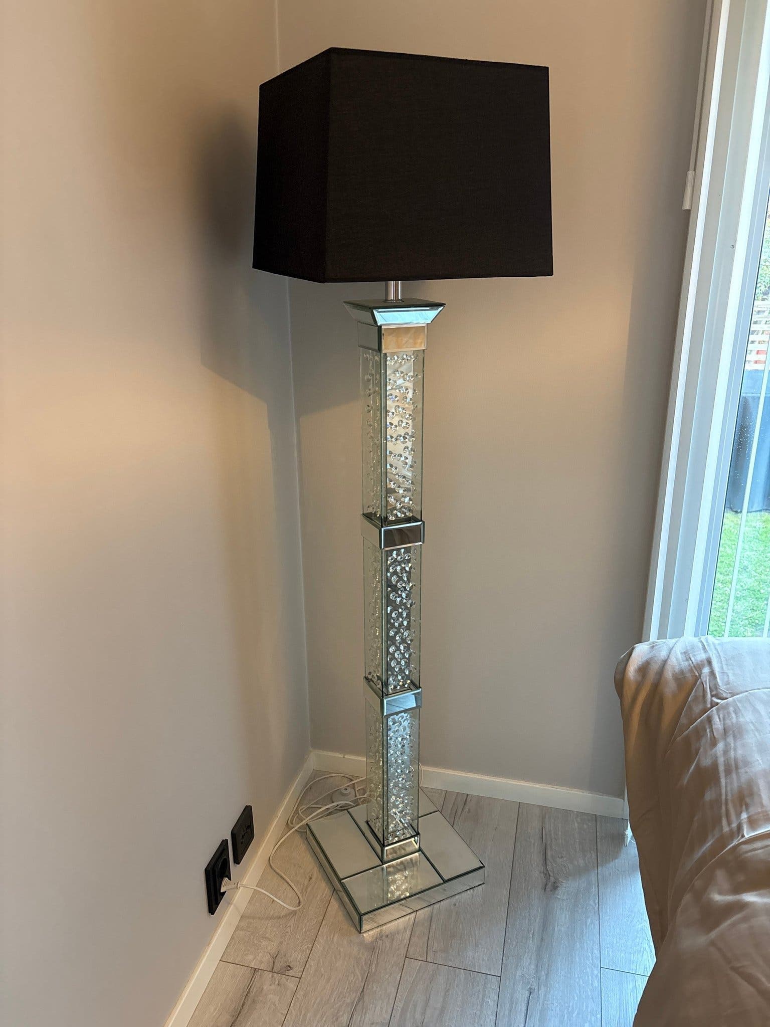 Golvlampa med svart skärm och spegeldetaljer