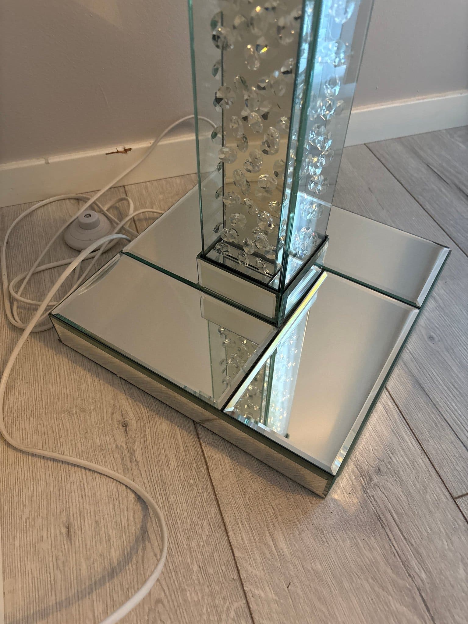 Golvlampa med svart skärm och spegeldetaljer