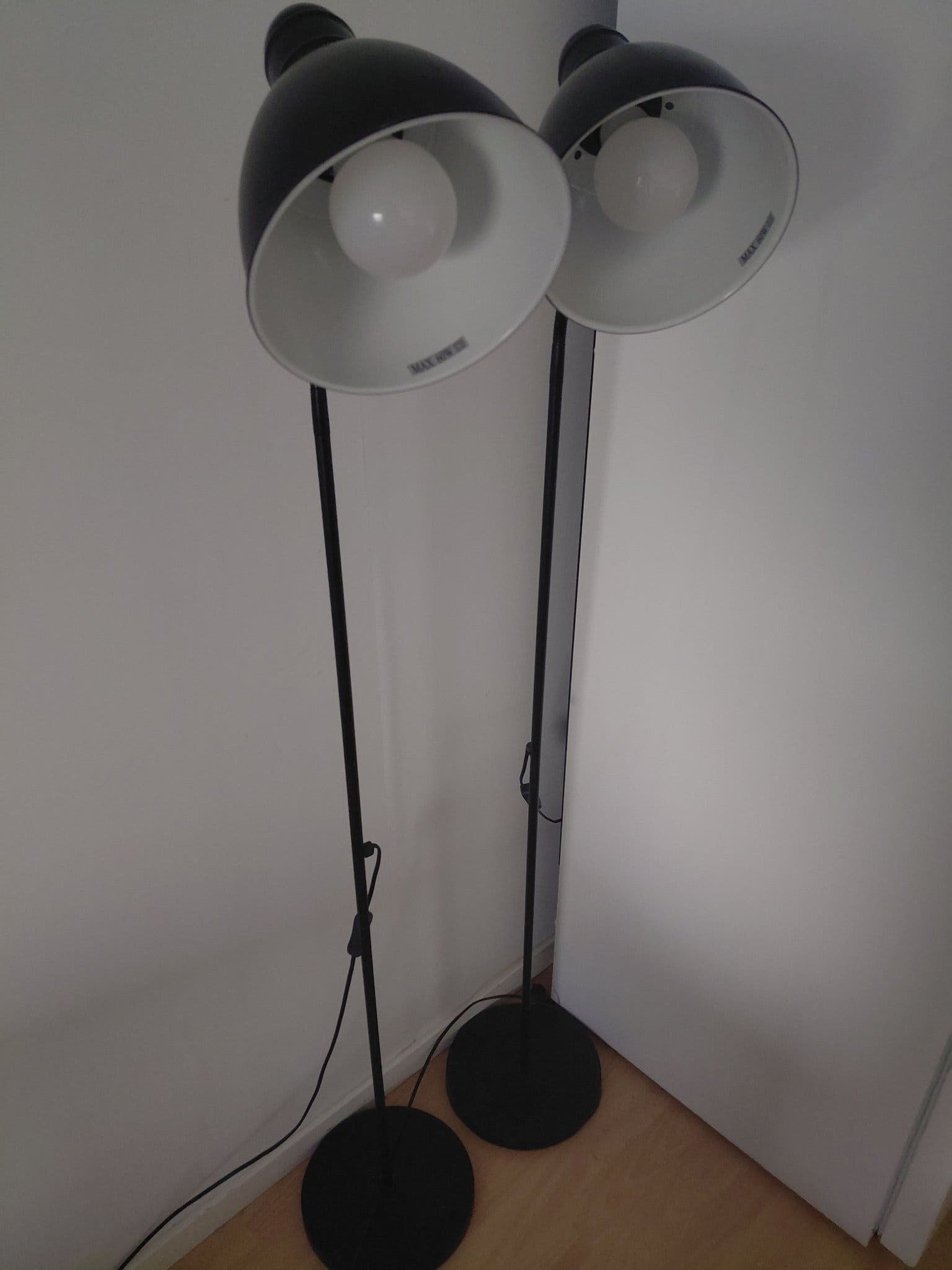 Svart golvlampa