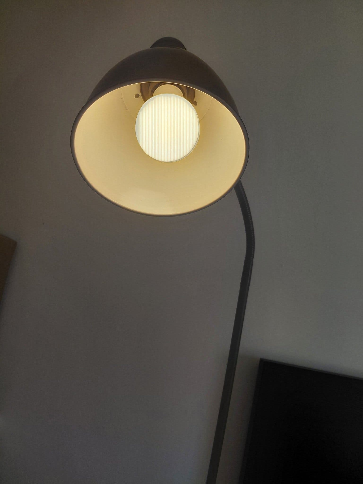 Svart golvlampa
