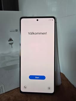 Samsung Galaxy S20 FE 5G i färgen Cloud White.