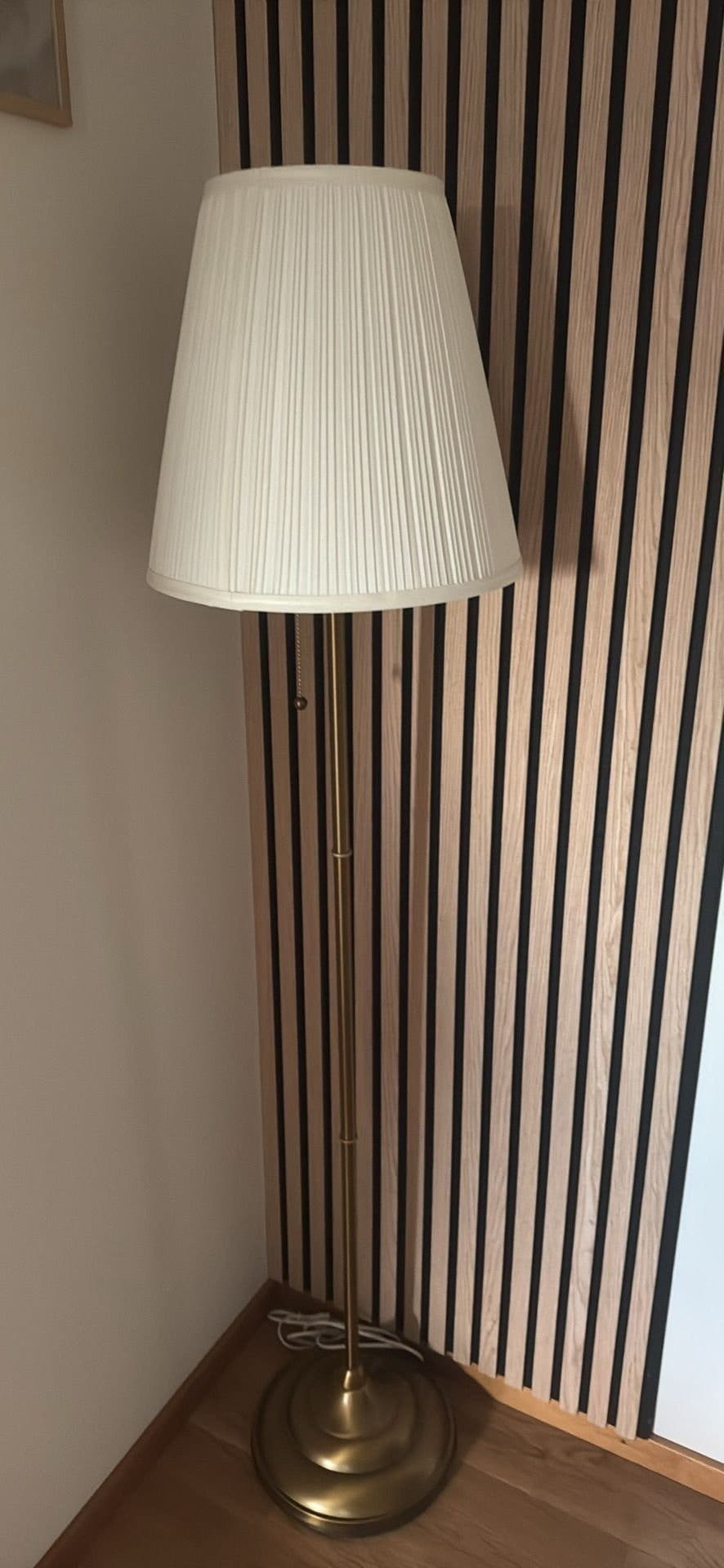 Golvlampa i mässing med plisserad skärm