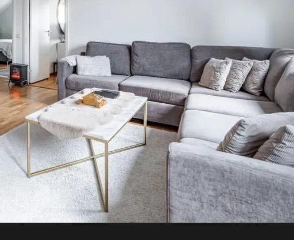 Soffgrupp i grått tyg med divan