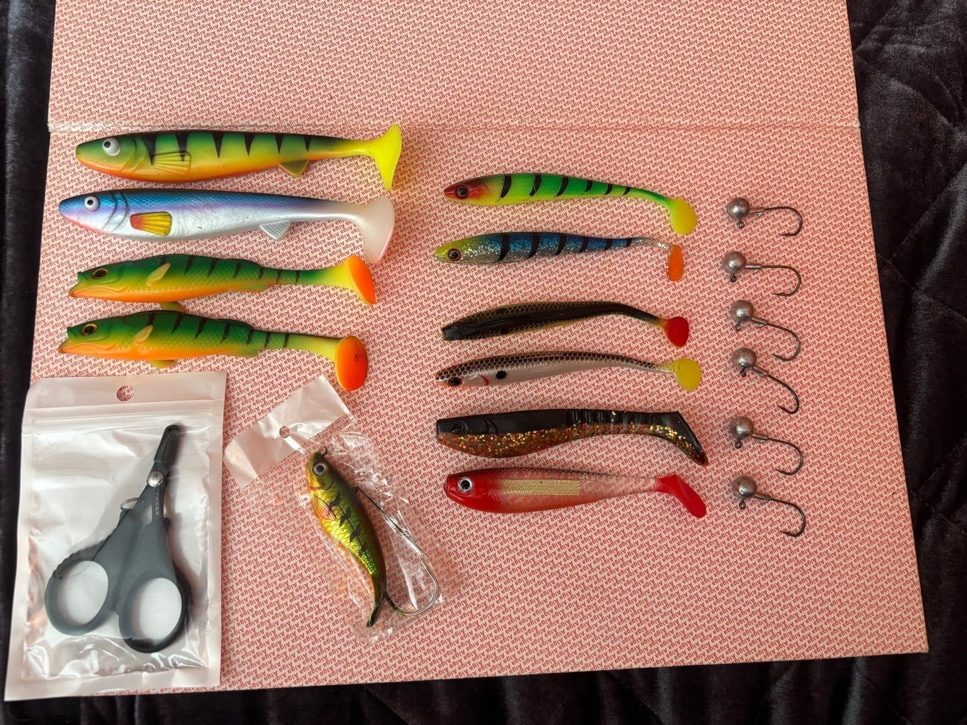 Fiskedragset med blandade färger gummibeten och jigghuvuden)