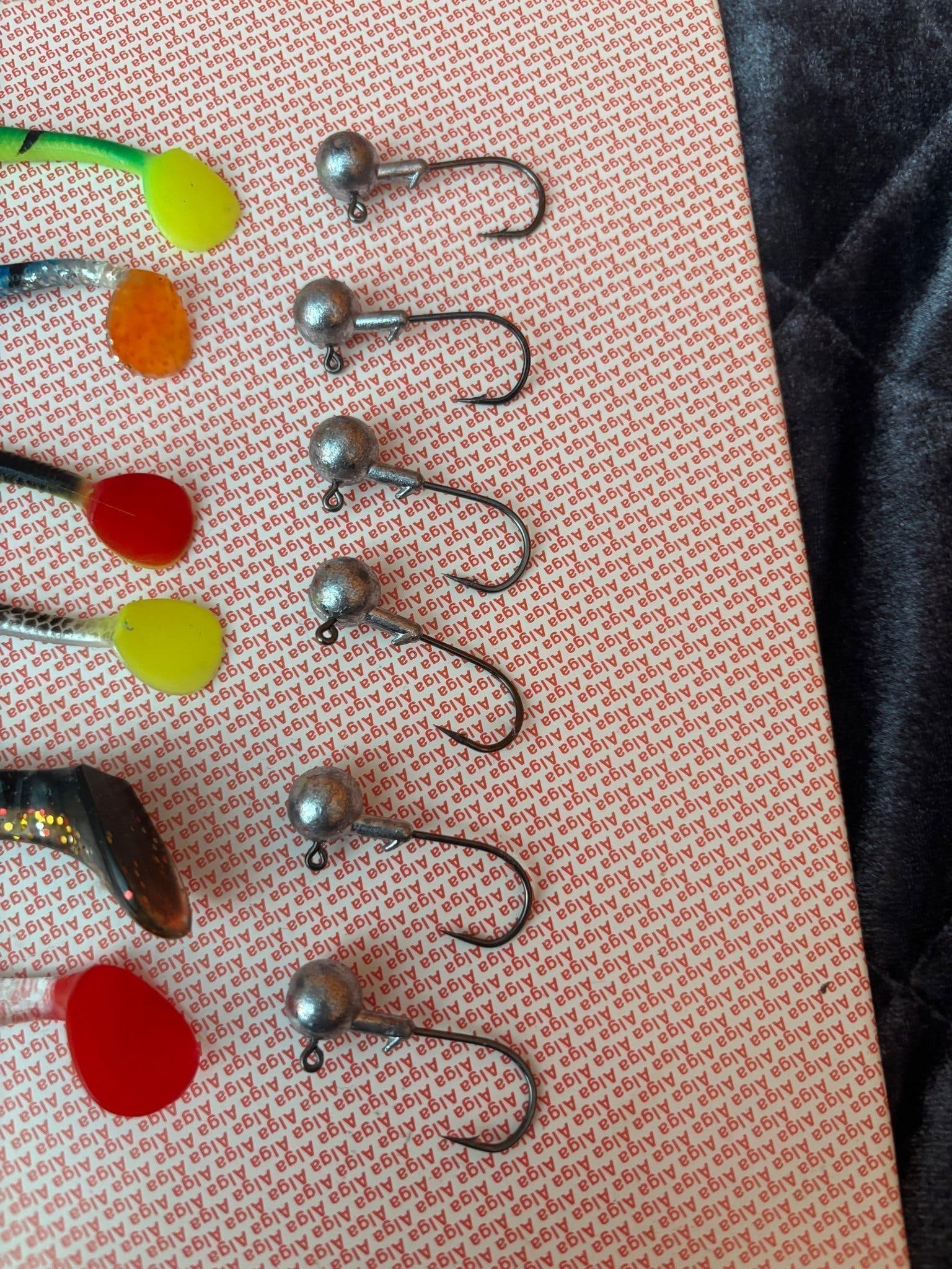 Fiskedragset med blandade färger gummibeten och jigghuvuden)