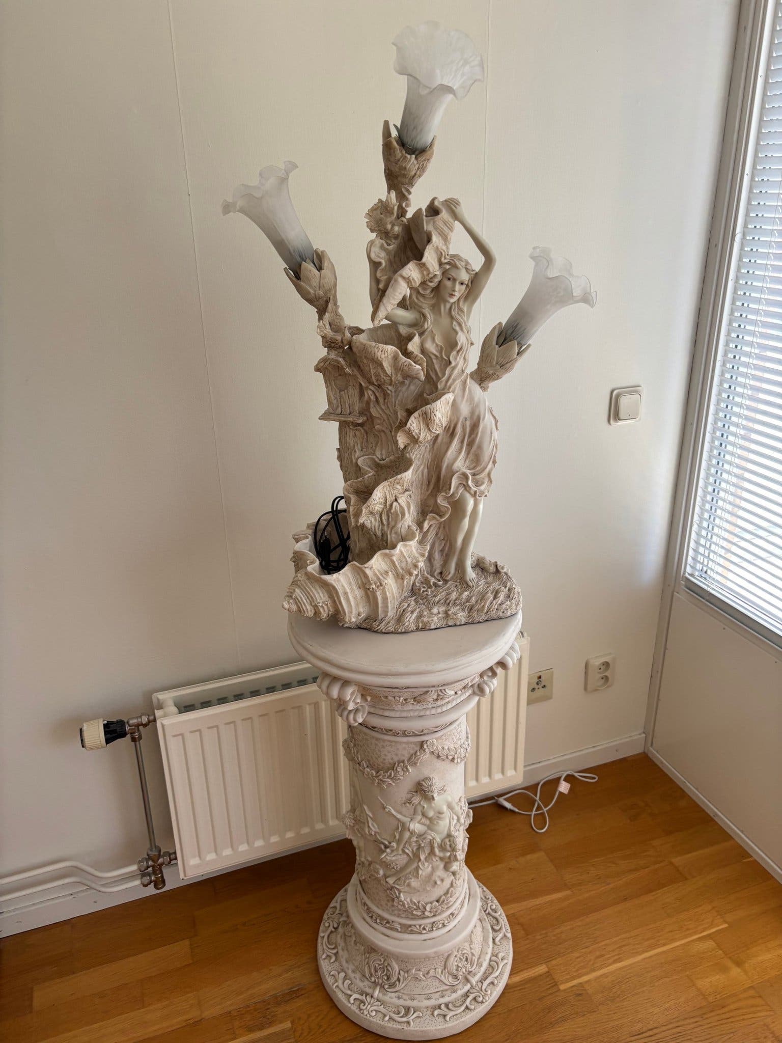 Golvlampa med staty och blomformade lampkupor