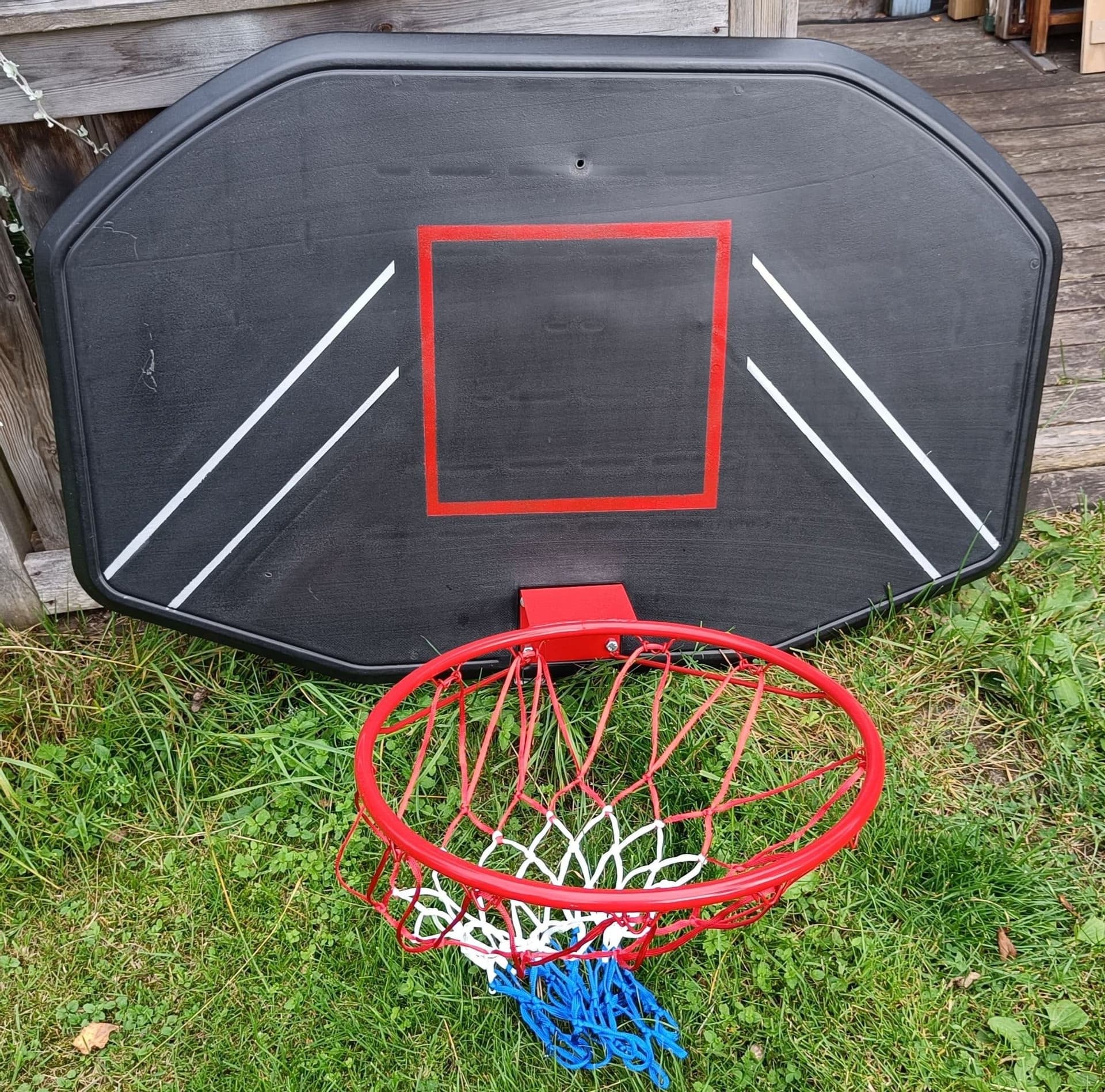 Basketkorg med svart bakplatta