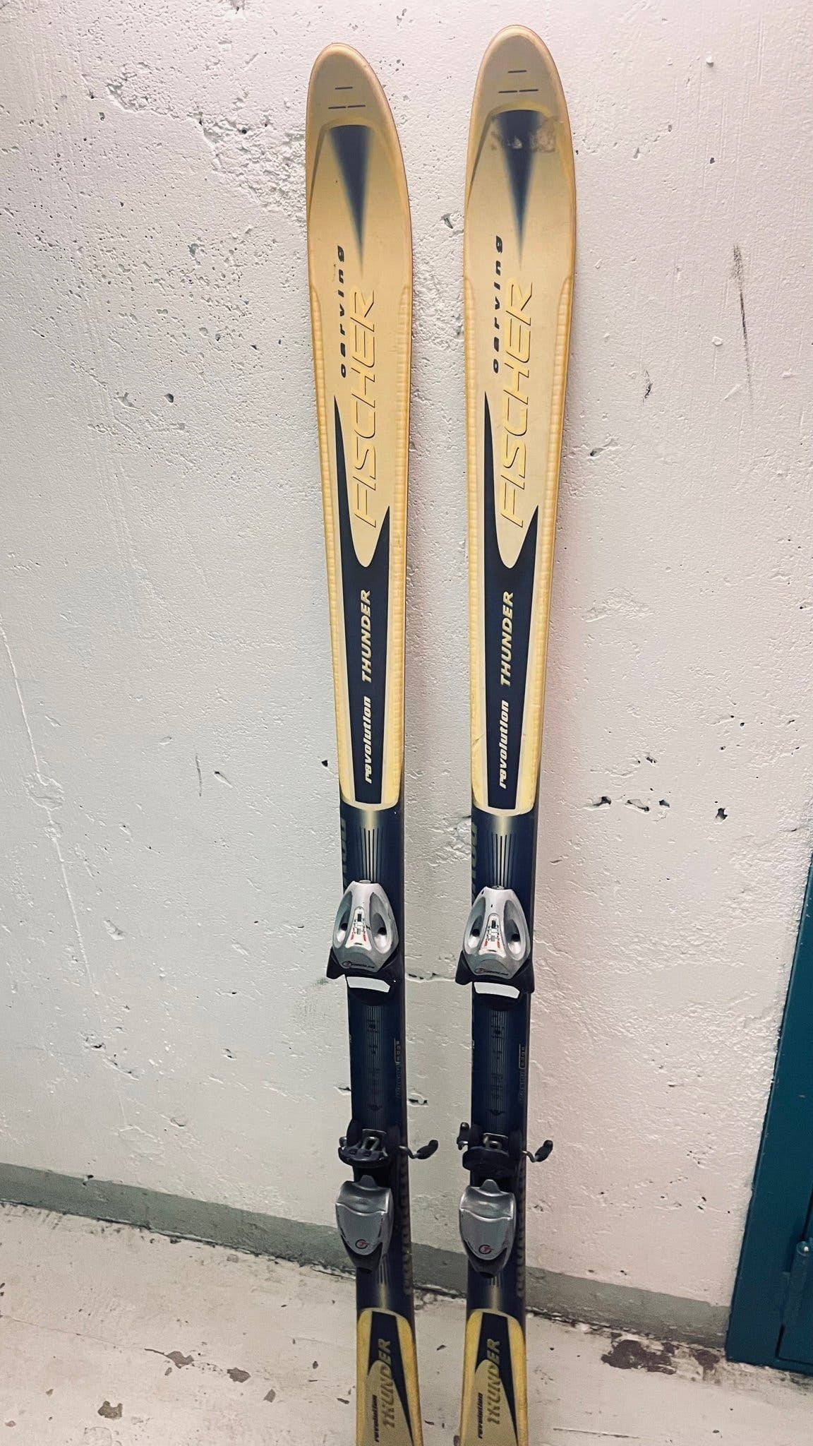 Fischer Revolution Thunder Carving Skidor med Tyrolia Bindningar