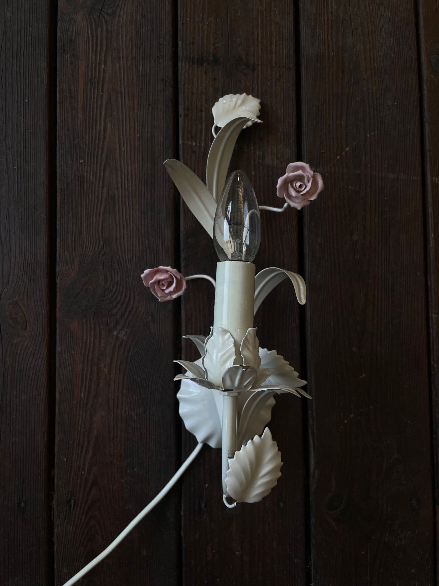 Italiensk Florentinsk vägglampa | Handmålad tole | Blommotiv | 1970-tal | Hollyw